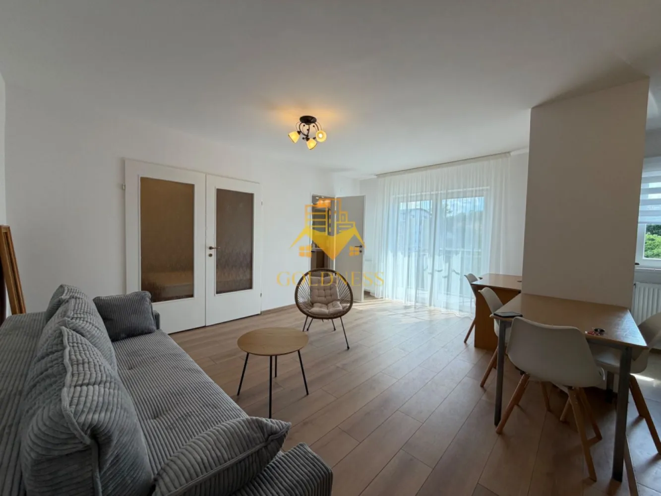 1 camera, Gheorgheni, Constantin Brancusi, Zona Alverna - GOLDNESS Imobiliare vă propune spre închiriere un apartament cu o camera complet mobilat și utilat, la etajul 3 într-un imobil de 4 etaje, în cartierul Gheorgheni. 
 Apartamentul este compartimentat astfel:
- living cu bucatarie open-space complet utilată, canapea extensibla, loc de servit masa.
- Nișa de dormit pe pat dublu, spatiu pentru depozitare
- baie cu cabina de dus calorifer port prosop inox și dulap pentru depozitare.
- balcon 4 mp.

Imobilul este dotat cu toate cele necesare- centrală proprie, mașină de spălat haine, frigider, plită electrică, hotă, etc.
Se află în apropierea stațiilor de transport în comun, magazine, restaurante, spații verzi, farmacii, etc.

Dacă sunteți interesați de acest apartament și doriți să îl vizionați, dar și pentru alte oferte sau detalii nu ezitați să ne contactați telefonic sau prin e-mail - goldnessimobiliare@gmail.com. Vă stăm la dispoziție!
Pentru intermediere se percepe un comision de 50% din prețul chiriei!