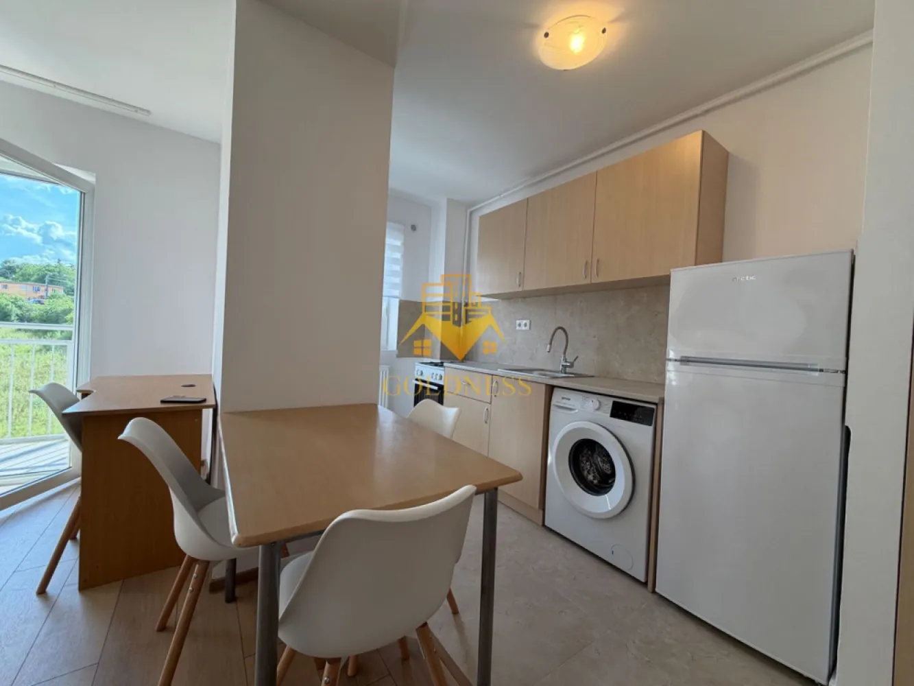 1 camera, Gheorgheni, Constantin Brancusi, Zona Alverna - GOLDNESS Imobiliare vă propune spre închiriere un apartament cu o camera complet mobilat și utilat, la etajul 3 într-un imobil de 4 etaje, în cartierul Gheorgheni. 
 Apartamentul este compartimentat astfel:
- living cu bucatarie open-space complet utilată, canapea extensibla, loc de servit masa.
- Nișa de dormit pe pat dublu, spatiu pentru depozitare
- baie cu cabina de dus calorifer port prosop inox și dulap pentru depozitare.
- balcon 4 mp.

Imobilul este dotat cu toate cele necesare- centrală proprie, mașină de spălat haine, frigider, plită electrică, hotă, etc.
Se află în apropierea stațiilor de transport în comun, magazine, restaurante, spații verzi, farmacii, etc.

Dacă sunteți interesați de acest apartament și doriți să îl vizionați, dar și pentru alte oferte sau detalii nu ezitați să ne contactați telefonic sau prin e-mail - goldnessimobiliare@gmail.com. Vă stăm la dispoziție!
Pentru intermediere se percepe un comision de 50% din prețul chiriei!