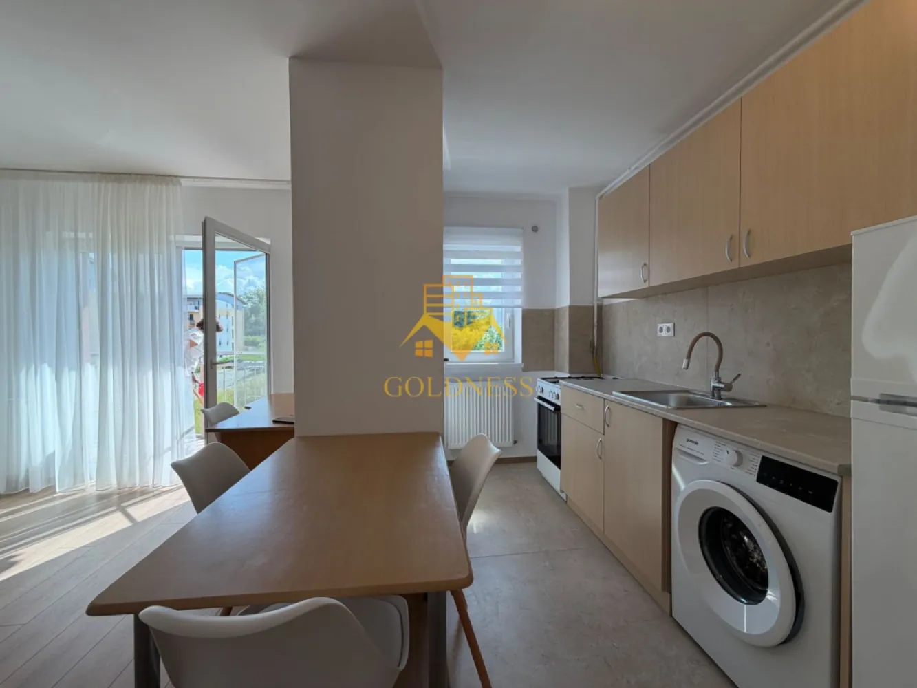 1 camera, Gheorgheni, Constantin Brancusi, Zona Alverna - GOLDNESS Imobiliare vă propune spre închiriere un apartament cu o camera complet mobilat și utilat, la etajul 3 într-un imobil de 4 etaje, în cartierul Gheorgheni. 
 Apartamentul este compartimentat astfel:
- living cu bucatarie open-space complet utilată, canapea extensibla, loc de servit masa.
- Nișa de dormit pe pat dublu, spatiu pentru depozitare
- baie cu cabina de dus calorifer port prosop inox și dulap pentru depozitare.
- balcon 4 mp.

Imobilul este dotat cu toate cele necesare- centrală proprie, mașină de spălat haine, frigider, plită electrică, hotă, etc.
Se află în apropierea stațiilor de transport în comun, magazine, restaurante, spații verzi, farmacii, etc.

Dacă sunteți interesați de acest apartament și doriți să îl vizionați, dar și pentru alte oferte sau detalii nu ezitați să ne contactați telefonic sau prin e-mail - goldnessimobiliare@gmail.com. Vă stăm la dispoziție!
Pentru intermediere se percepe un comision de 50% din prețul chiriei!