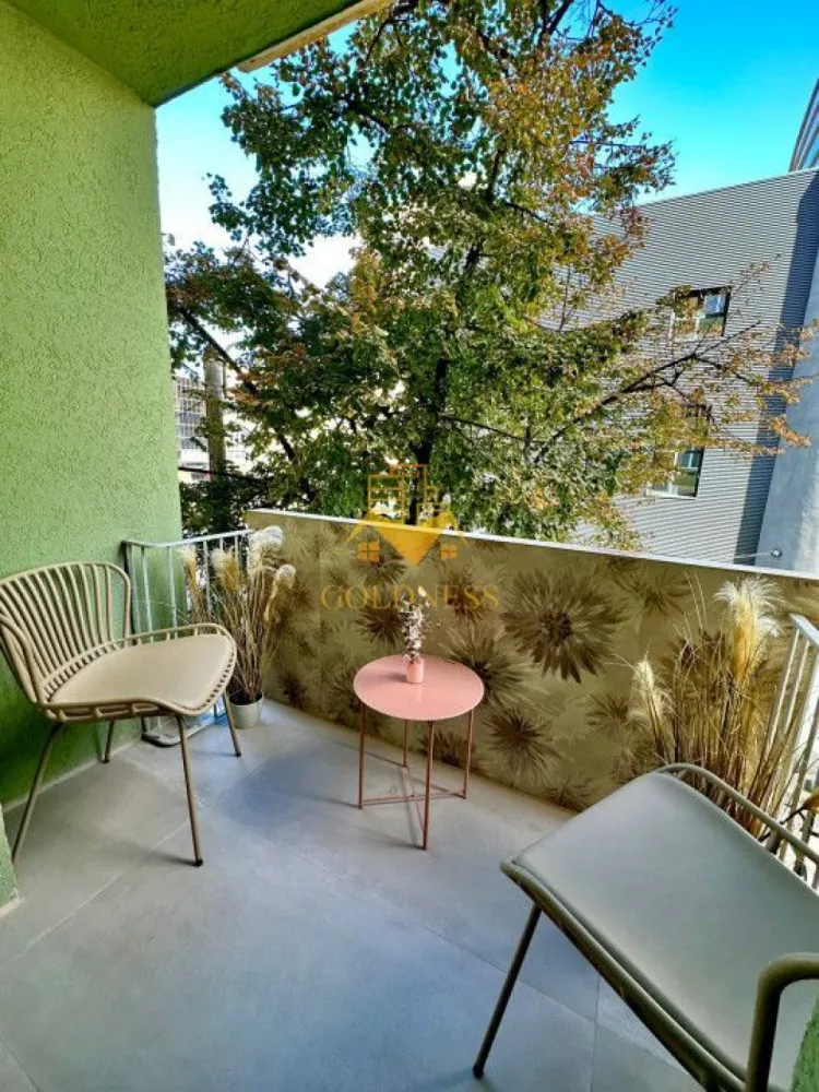 2 camere,lux, zona centrala,Piata Mihai Viteazu,Panemar,Mc Donald's - GOLDNESS Imobiliare vă propune spre închiriere un apartament cu 2 camere complet mobilat și utilat, la etajul 2 într-un imobil de 5 etaje, în zona centrala. Apartamentul este compartimentat astfel:
 - dormitor cu pat matrimonial, dressing, noptiere
 - living cu canapea extensibila, masutana pentru cafea
 - bucatarie complet mobilata, utilata, loc de luat masa
 - baie cu cabina de dus, calorifer port prosop inox și dulap pentru depozitare.
 - terasa de 4 mp.

Imobilul este dotat cu toate cele necesare- centrală proprie, mașină de spălat haine, frigider, plită electrică, hotă, etc. 
Se află în apropierea stațiilor de transport în comun, magazine, restaurante, spații verzi, farmacii, etc. 
Posibilitate de parcare in zona sau in curtea interioara.

Dacă sunteți interesați de acest apartament și doriți să îl vizionați, dar și pentru alte oferte sau detalii nu ezitați să ne contactați telefonic sau prin e-mail - goldnessimobiliare@gmail.com. Vă stăm la dispoziție!