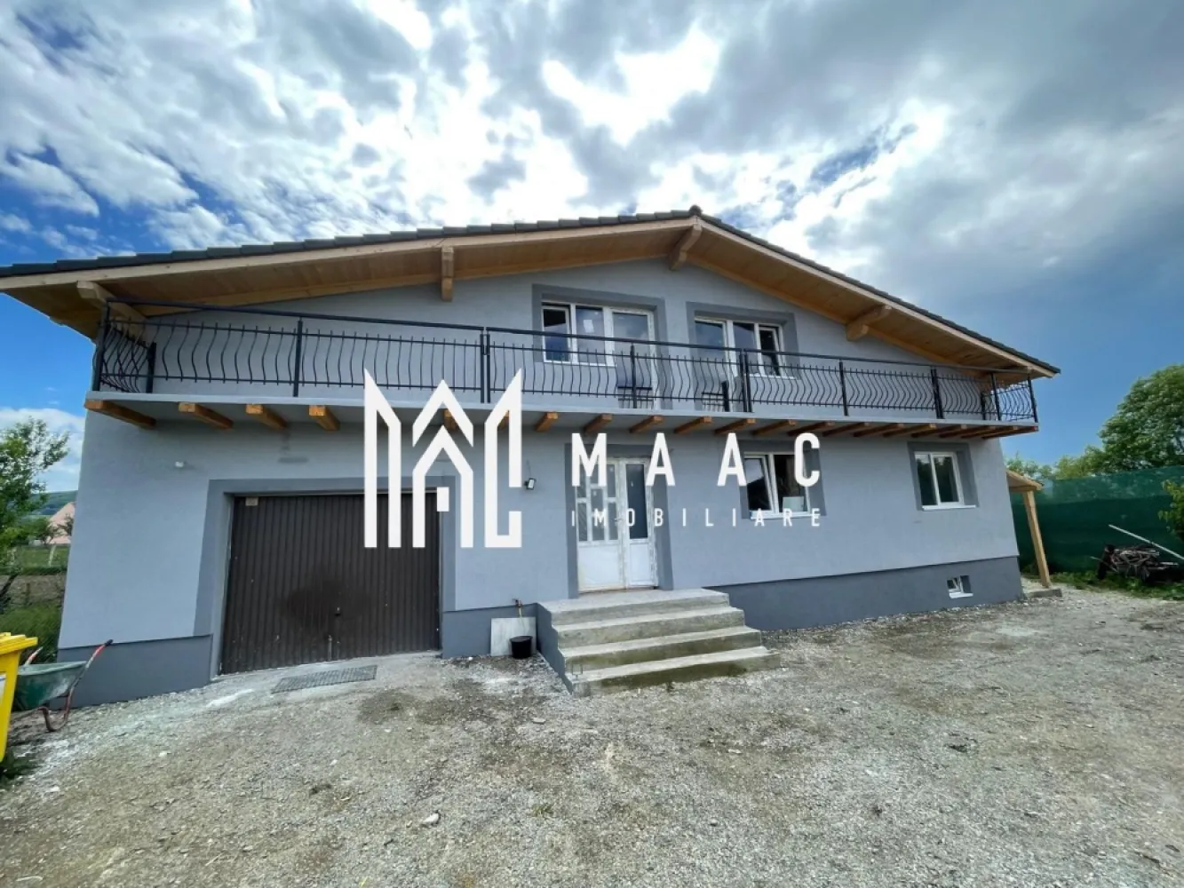 Casă individuală I 240 MPU I Teren 650 MP I Cornețel-Sibiu - MAAC Imobiliare va propune spre vanzare o casă individuală spațioasă, situată în Cornețel, la doar 15 km de Sibiu – ideală pentru cei care își doresc liniște, aer curat și acces rapid către oraș.

Detalii proprietate:

Suprafață utilă: 240 mp
Compartimentare: 4 camere decomandate
3 băi
2 dressing-uri
2 balcoane
Pivniță
Garaj

Teren:

Suprafață teren: 650 mp
Posibilitate extindere teren până la 1500 mp

Stadiu și construcție:

Construcție nouă
Se predă la stadiul de „alb”, exact ca în fotografii
Ideală pentru personalizare după propriul gust

Alte informații:

Toate actele sunt în regulă
Se poate achiziționa și prin credit ipotecar

Această proprietate reprezintă o alegere excelentă pentru o locuință de familie, oferind spațiu generos atât în interior, cât și în exterior.
Pentru mai multe detalii si programarea unei vizionari va rugam sa specificati ID: CP3062621.