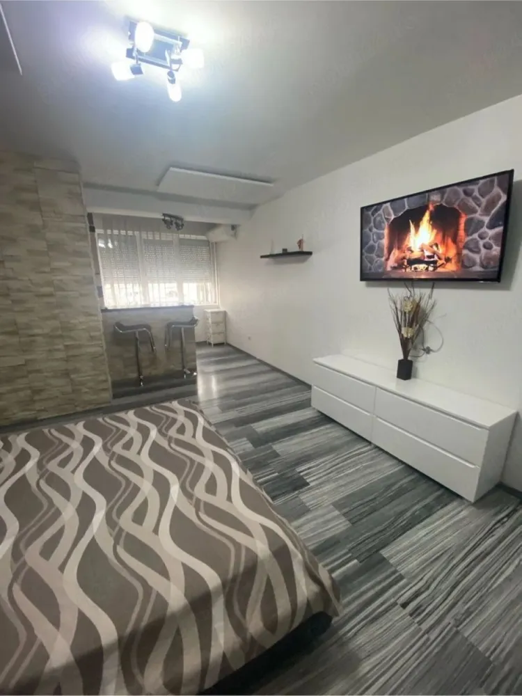 De inchiriat apartament cu o cameră ultracentral Mazepa1, 350 euro - Ofer spre închiriere apartament cu o cameră, situat în Mazepa 1, într-o zonă centrală, foarte liniștită, pe faleza superioară a Dunării.
Locația este excelentă, având în imediata apropiere restaurante, școli, grădinițe, parcuri, supermarketuri, mijloace de transport în comun și locuri de parcare.
Apartamentul este recent renovat, finisat modern (lux) și dotat complet cu echipamente de ultimă generație:
- aer condiționat inverter
- mașină de spălat
- frigider
- aragaz + hotă electrică
- cuptor cu microunde
- boiler pentru baie și bucătărie
- rulouri exterioare electrice cu telecomandă
- televizor LCD Smart
- încălzire cu panouri electrice (consum redus)
- sistem de alarmă
Se închiriază pe termen lung.
Nu se acceptă animale de companie.
Pentru detalii suplimentare, vă rog să mă contactați 0746.252.252 Liliana Ene.