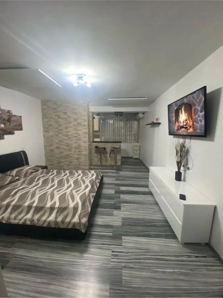 De inchiriat apartament cu o cameră ultracentral Mazepa1, 350 euro - Ofer spre închiriere apartament cu o cameră, situat în Mazepa 1, într-o zonă centrală, foarte liniștită, pe faleza superioară a Dunării.
Locația este excelentă, având în imediata apropiere restaurante, școli, grădinițe, parcuri, supermarketuri, mijloace de transport în comun și locuri de parcare.
Apartamentul este recent renovat, finisat modern (lux) și dotat complet cu echipamente de ultimă generație:
- aer condiționat inverter
- mașină de spălat
- frigider
- aragaz + hotă electrică
- cuptor cu microunde
- boiler pentru baie și bucătărie
- rulouri exterioare electrice cu telecomandă
- televizor LCD Smart
- încălzire cu panouri electrice (consum redus)
- sistem de alarmă
Se închiriază pe termen lung.
Nu se acceptă animale de companie.
Pentru detalii suplimentare, vă rog să mă contactați 0746.252.252 Liliana Ene.