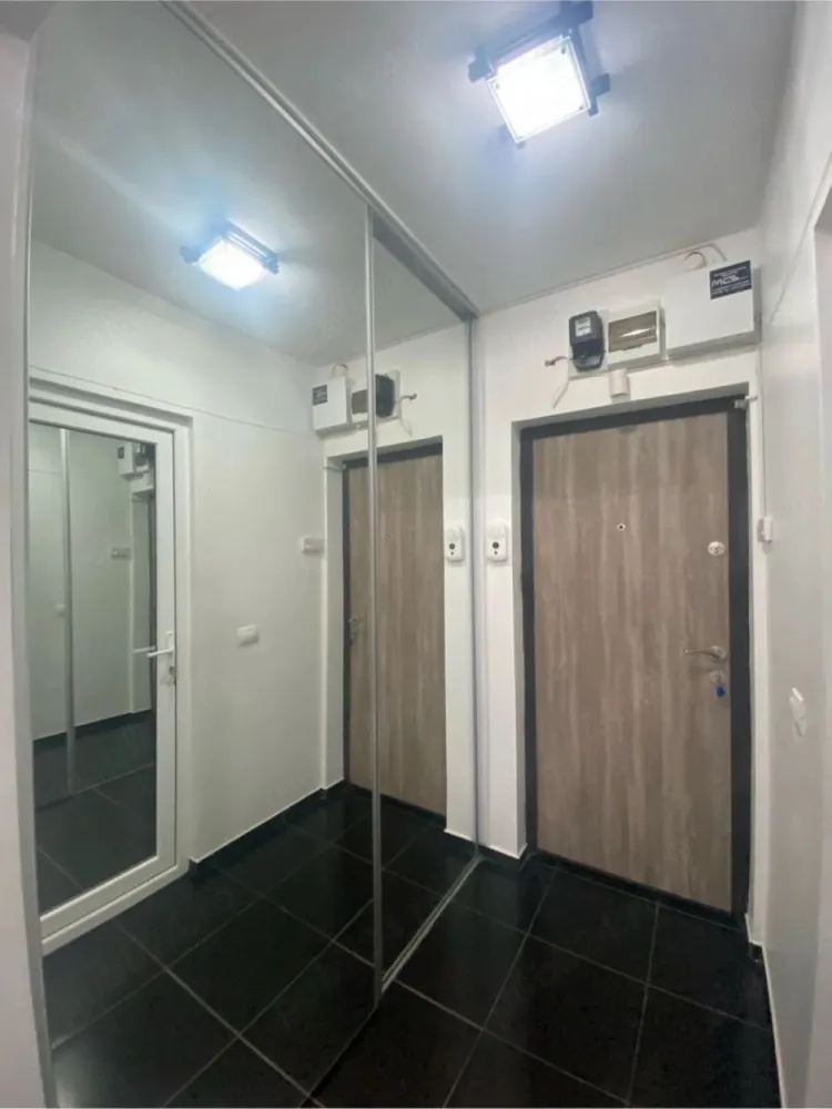 De inchiriat apartament cu o cameră ultracentral Mazepa1, 350 euro - Ofer spre închiriere apartament cu o cameră, situat în Mazepa 1, într-o zonă centrală, foarte liniștită, pe faleza superioară a Dunării.
Locația este excelentă, având în imediata apropiere restaurante, școli, grădinițe, parcuri, supermarketuri, mijloace de transport în comun și locuri de parcare.
Apartamentul este recent renovat, finisat modern (lux) și dotat complet cu echipamente de ultimă generație:
- aer condiționat inverter
- mașină de spălat
- frigider
- aragaz + hotă electrică
- cuptor cu microunde
- boiler pentru baie și bucătărie
- rulouri exterioare electrice cu telecomandă
- televizor LCD Smart
- încălzire cu panouri electrice (consum redus)
- sistem de alarmă
Se închiriază pe termen lung.
Nu se acceptă animale de companie.
Pentru detalii suplimentare, vă rog să mă contactați 0746.252.252 Liliana Ene.