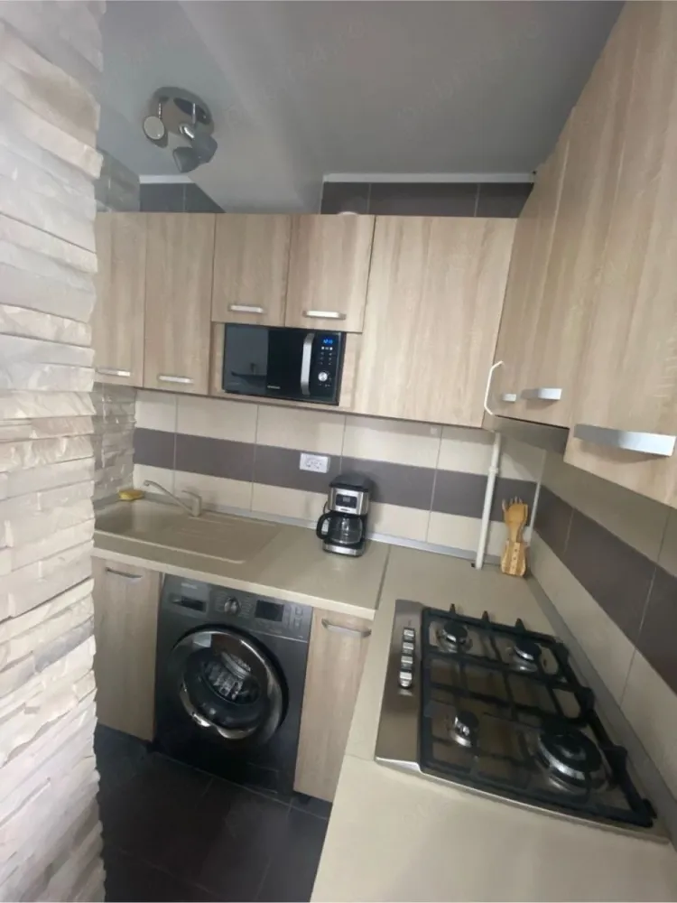 De inchiriat apartament cu o cameră ultracentral Mazepa1, 350 euro - Ofer spre închiriere apartament cu o cameră, situat în Mazepa 1, într-o zonă centrală, foarte liniștită, pe faleza superioară a Dunării.
Locația este excelentă, având în imediata apropiere restaurante, școli, grădinițe, parcuri, supermarketuri, mijloace de transport în comun și locuri de parcare.
Apartamentul este recent renovat, finisat modern (lux) și dotat complet cu echipamente de ultimă generație:
- aer condiționat inverter
- mașină de spălat
- frigider
- aragaz + hotă electrică
- cuptor cu microunde
- boiler pentru baie și bucătărie
- rulouri exterioare electrice cu telecomandă
- televizor LCD Smart
- încălzire cu panouri electrice (consum redus)
- sistem de alarmă
Se închiriază pe termen lung.
Nu se acceptă animale de companie.
Pentru detalii suplimentare, vă rog să mă contactați 0746.252.252 Liliana Ene.