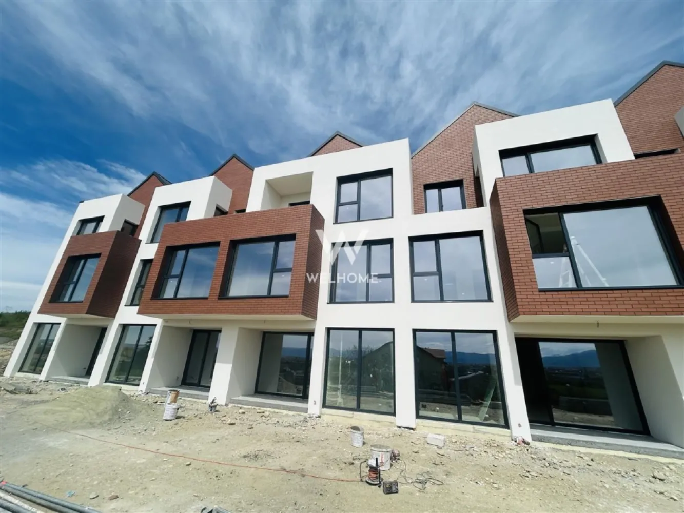 Casa de vanzare – concept modern, priveliste deosebita – 147 mp utili - Va propunem o locuinta insiruita, parte dintr-un ansamblu exclusivist, situata in zona Gusterita.
Proprietatea are un design modern, ideala pentru o familie care isi doreste confort si intimitate.

Un avantaj important al proprietății este poziționarea excelentă, foarte aproape de noul parc de agrement Gușterland, un reper modern al orașului, ideal pentru plimbări, relaxare, sport și activități în aer liber pentru întreaga familie.

Detalii:
Suprafata utila: 147 mp
Teren liber: 284 mp
2 locuri de parcare
Regim: Demisol + Parter + Etaj
Orientare sudica

Compartimentare:
Demisol: living cu bucatarie open space, baie, acces in gradina
Parter: dormitor matrimonial, dressing, baie, balcon
Etaj: 2 dormitoare, baie, spatiu depozitare, balcon

Predare:
Interior la alb
Exterior la cheie
Termen: vara 2026

Avantaje:
Panorama asupra orasului
Gradina, terasa si balcoane
Incalzire in pardoseala
Jaluzele electrice
Zona linistita
Acces facil catre oras