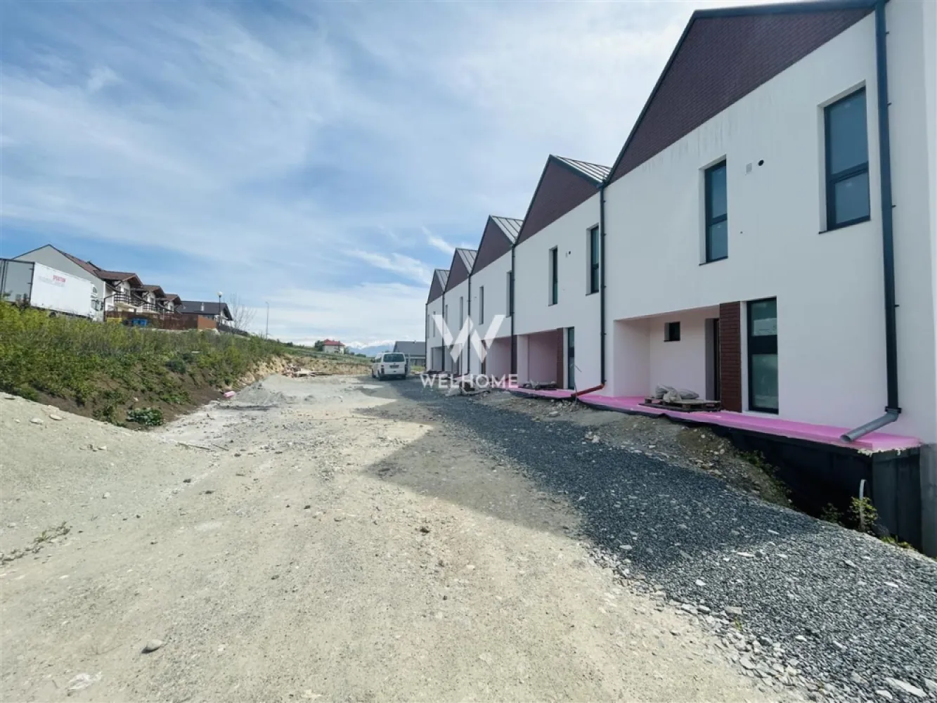 Casa de vanzare – concept modern, priveliste deosebita – 147 mp utili - Va propunem o locuinta insiruita, parte dintr-un ansamblu exclusivist, situata in zona Gusterita.
Proprietatea are un design modern, ideala pentru o familie care isi doreste confort si intimitate.

Un avantaj important al proprietății este poziționarea excelentă, foarte aproape de noul parc de agrement Gușterland, un reper modern al orașului, ideal pentru plimbări, relaxare, sport și activități în aer liber pentru întreaga familie.

Detalii:
Suprafata utila: 147 mp
Teren liber: 284 mp
2 locuri de parcare
Regim: Demisol + Parter + Etaj
Orientare sudica

Compartimentare:
Demisol: living cu bucatarie open space, baie, acces in gradina
Parter: dormitor matrimonial, dressing, baie, balcon
Etaj: 2 dormitoare, baie, spatiu depozitare, balcon

Predare:
Interior la alb
Exterior la cheie
Termen: vara 2026

Avantaje:
Panorama asupra orasului
Gradina, terasa si balcoane
Incalzire in pardoseala
Jaluzele electrice
Zona linistita
Acces facil catre oras