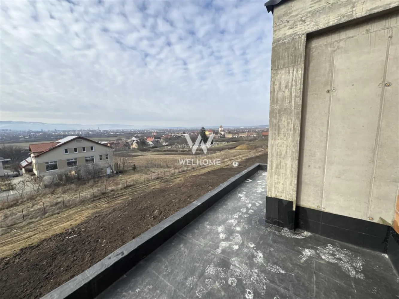 Casa de vanzare – concept modern, priveliste deosebita – 147 mp utili - Va propunem o locuinta insiruita, parte dintr-un ansamblu exclusivist, situata in zona Gusterita.
Proprietatea are un design modern, ideala pentru o familie care isi doreste confort si intimitate.

Un avantaj important al proprietății este poziționarea excelentă, foarte aproape de noul parc de agrement Gușterland, un reper modern al orașului, ideal pentru plimbări, relaxare, sport și activități în aer liber pentru întreaga familie.

Detalii:
Suprafata utila: 147 mp
Teren liber: 284 mp
2 locuri de parcare
Regim: Demisol + Parter + Etaj
Orientare sudica

Compartimentare:
Demisol: living cu bucatarie open space, baie, acces in gradina
Parter: dormitor matrimonial, dressing, baie, balcon
Etaj: 2 dormitoare, baie, spatiu depozitare, balcon

Predare:
Interior la alb
Exterior la cheie
Termen: vara 2026

Avantaje:
Panorama asupra orasului
Gradina, terasa si balcoane
Incalzire in pardoseala
Jaluzele electrice
Zona linistita
Acces facil catre oras