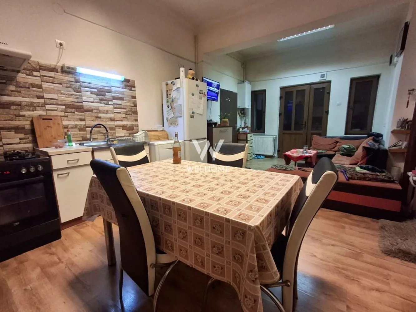 Casa de vanzare in Sibiu, birouri, clinica ,Parcul Sub Arini - In inima Sibiului, acolo unde liniștea parcului îmbrățișează frumusețea orașului, se află o casă ce îmbină eleganța trecutului cu promisiunea prezentului. Cu o suprafață de 184 mp, această proprietate respiră spațiu și lumină prin cele 4 camere, dintre care 2 dormitoare calde și primitoare, un living cu bucătărie open-space ce invită la povești și cine tihnite, o baie și un demisol amenajat cu 2 camere și 2 băi, ideal pentru intimitate sau activități profesionale.

Pivnița adaugă farmec și utilitate, iar curtea de 194 mp îmbrățișează casa ca un colț verde al tihnei. Există locuri de parcare pentru 2 mașini în curte și încă 2 în fața casei, astfel încât confortul să fie deplin.

Cu tavane înalte și camere spațioase, cu geamuri termopan ce lasă lumina să curgă nestingherită, casa are nevoie doar de mici modernizări pentru a deveni un cămin desăvârșit.

Dar frumusețea ei nu stă doar în ziduri și detalii. Așezată într-o zonă premium a Sibiului, cu acces facil la mijloace de transport, aproape de centru și la doar câteva străzi de școală, această proprietate se dovedește a fi versatilă și plină de potențial.

Poate fi acasă pentru o familie ce caută armonia dintre viața urbană și liniștea naturii.
Poate fi sediul elegant al unor birouri, unde inspirația se naște din priveliștea parcului.
Poate fi chiar o clinică medicală modernă, unde pacienții să simtă că vindecarea începe încă de la intrare.

Această casă nu este doar o construcție, ci o poveste deschisă. O invitație de a o transforma în ceea ce îți dorești: refugiu, spațiu profesional sau loc al grijii și vindecării.

Pret 350.000 euro

Detalii si vizionare
0740066818 Cristina