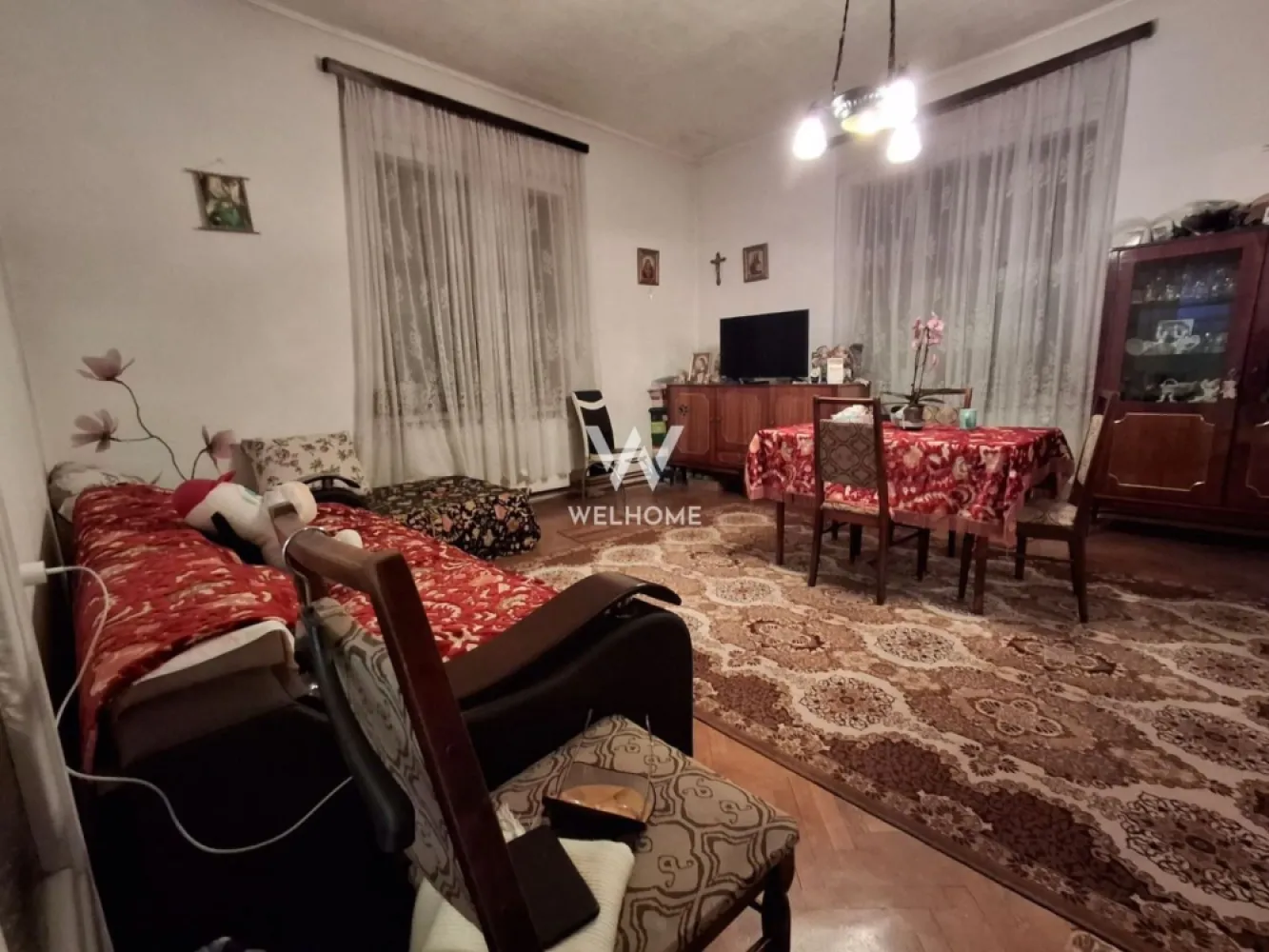 Casa de vanzare in Sibiu, birouri, clinica ,Parcul Sub Arini - In inima Sibiului, acolo unde liniștea parcului îmbrățișează frumusețea orașului, se află o casă ce îmbină eleganța trecutului cu promisiunea prezentului. Cu o suprafață de 184 mp, această proprietate respiră spațiu și lumină prin cele 4 camere, dintre care 2 dormitoare calde și primitoare, un living cu bucătărie open-space ce invită la povești și cine tihnite, o baie și un demisol amenajat cu 2 camere și 2 băi, ideal pentru intimitate sau activități profesionale.

Pivnița adaugă farmec și utilitate, iar curtea de 194 mp îmbrățișează casa ca un colț verde al tihnei. Există locuri de parcare pentru 2 mașini în curte și încă 2 în fața casei, astfel încât confortul să fie deplin.

Cu tavane înalte și camere spațioase, cu geamuri termopan ce lasă lumina să curgă nestingherită, casa are nevoie doar de mici modernizări pentru a deveni un cămin desăvârșit.

Dar frumusețea ei nu stă doar în ziduri și detalii. Așezată într-o zonă premium a Sibiului, cu acces facil la mijloace de transport, aproape de centru și la doar câteva străzi de școală, această proprietate se dovedește a fi versatilă și plină de potențial.

Poate fi acasă pentru o familie ce caută armonia dintre viața urbană și liniștea naturii.
Poate fi sediul elegant al unor birouri, unde inspirația se naște din priveliștea parcului.
Poate fi chiar o clinică medicală modernă, unde pacienții să simtă că vindecarea începe încă de la intrare.

Această casă nu este doar o construcție, ci o poveste deschisă. O invitație de a o transforma în ceea ce îți dorești: refugiu, spațiu profesional sau loc al grijii și vindecării.

Pret 350.000 euro

Detalii si vizionare
0740066818 Cristina