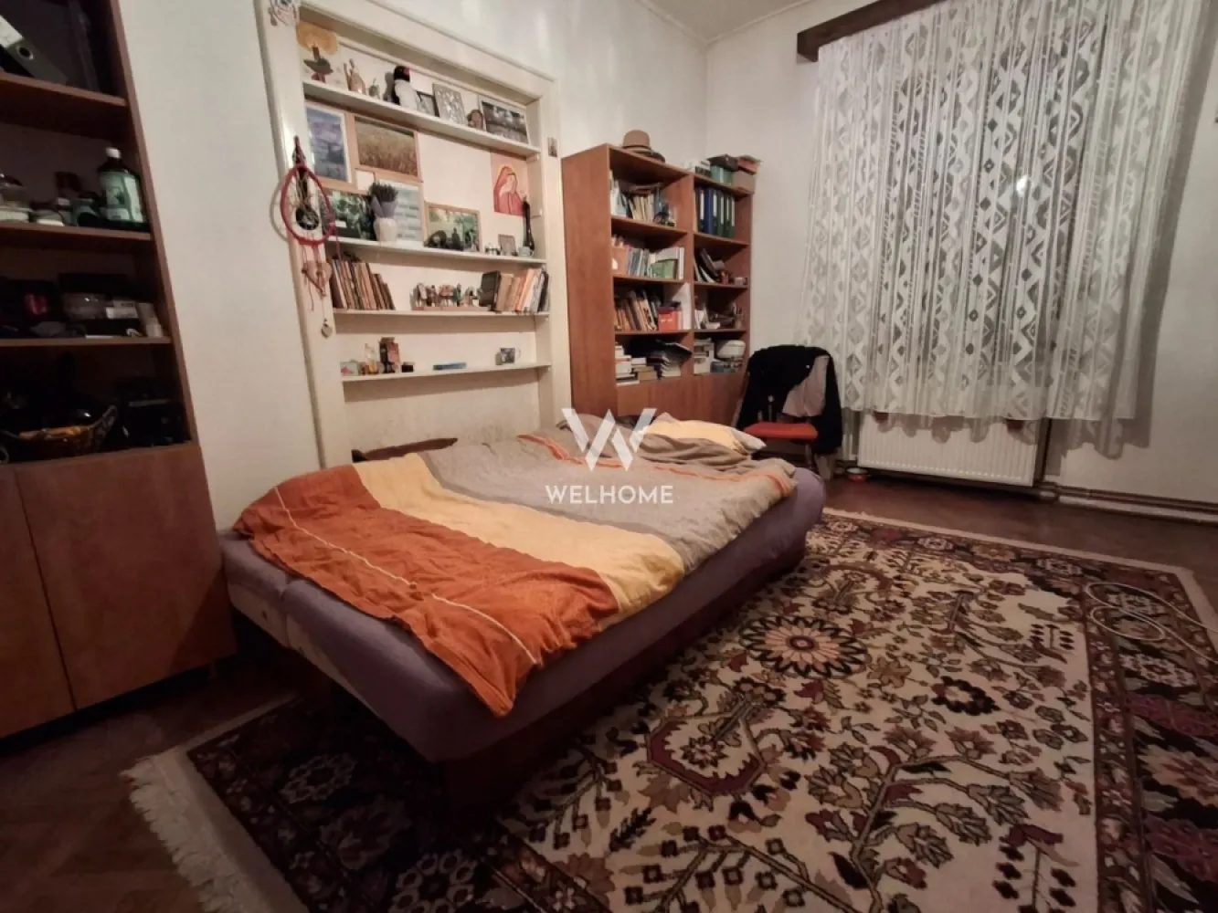 Casa de vanzare in Sibiu, birouri, clinica ,Parcul Sub Arini - In inima Sibiului, acolo unde liniștea parcului îmbrățișează frumusețea orașului, se află o casă ce îmbină eleganța trecutului cu promisiunea prezentului. Cu o suprafață de 184 mp, această proprietate respiră spațiu și lumină prin cele 4 camere, dintre care 2 dormitoare calde și primitoare, un living cu bucătărie open-space ce invită la povești și cine tihnite, o baie și un demisol amenajat cu 2 camere și 2 băi, ideal pentru intimitate sau activități profesionale.

Pivnița adaugă farmec și utilitate, iar curtea de 194 mp îmbrățișează casa ca un colț verde al tihnei. Există locuri de parcare pentru 2 mașini în curte și încă 2 în fața casei, astfel încât confortul să fie deplin.

Cu tavane înalte și camere spațioase, cu geamuri termopan ce lasă lumina să curgă nestingherită, casa are nevoie doar de mici modernizări pentru a deveni un cămin desăvârșit.

Dar frumusețea ei nu stă doar în ziduri și detalii. Așezată într-o zonă premium a Sibiului, cu acces facil la mijloace de transport, aproape de centru și la doar câteva străzi de școală, această proprietate se dovedește a fi versatilă și plină de potențial.

Poate fi acasă pentru o familie ce caută armonia dintre viața urbană și liniștea naturii.
Poate fi sediul elegant al unor birouri, unde inspirația se naște din priveliștea parcului.
Poate fi chiar o clinică medicală modernă, unde pacienții să simtă că vindecarea începe încă de la intrare.

Această casă nu este doar o construcție, ci o poveste deschisă. O invitație de a o transforma în ceea ce îți dorești: refugiu, spațiu profesional sau loc al grijii și vindecării.

Pret 350.000 euro

Detalii si vizionare
0740066818 Cristina