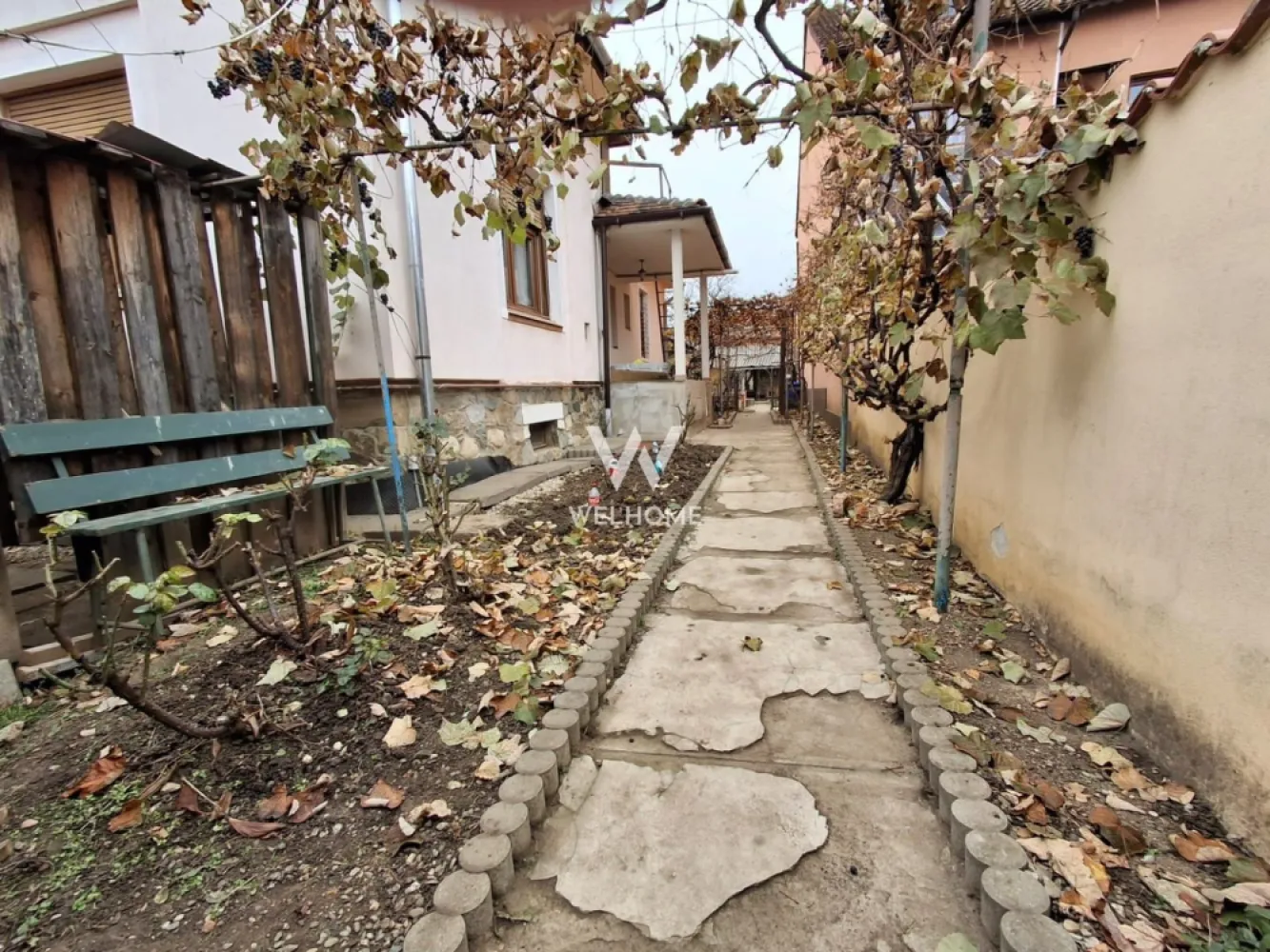 Casa de vanzare in Sibiu, birouri, clinica ,Parcul Sub Arini - In inima Sibiului, acolo unde liniștea parcului îmbrățișează frumusețea orașului, se află o casă ce îmbină eleganța trecutului cu promisiunea prezentului. Cu o suprafață de 184 mp, această proprietate respiră spațiu și lumină prin cele 4 camere, dintre care 2 dormitoare calde și primitoare, un living cu bucătărie open-space ce invită la povești și cine tihnite, o baie și un demisol amenajat cu 2 camere și 2 băi, ideal pentru intimitate sau activități profesionale.

Pivnița adaugă farmec și utilitate, iar curtea de 194 mp îmbrățișează casa ca un colț verde al tihnei. Există locuri de parcare pentru 2 mașini în curte și încă 2 în fața casei, astfel încât confortul să fie deplin.

Cu tavane înalte și camere spațioase, cu geamuri termopan ce lasă lumina să curgă nestingherită, casa are nevoie doar de mici modernizări pentru a deveni un cămin desăvârșit.

Dar frumusețea ei nu stă doar în ziduri și detalii. Așezată într-o zonă premium a Sibiului, cu acces facil la mijloace de transport, aproape de centru și la doar câteva străzi de școală, această proprietate se dovedește a fi versatilă și plină de potențial.

Poate fi acasă pentru o familie ce caută armonia dintre viața urbană și liniștea naturii.
Poate fi sediul elegant al unor birouri, unde inspirația se naște din priveliștea parcului.
Poate fi chiar o clinică medicală modernă, unde pacienții să simtă că vindecarea începe încă de la intrare.

Această casă nu este doar o construcție, ci o poveste deschisă. O invitație de a o transforma în ceea ce îți dorești: refugiu, spațiu profesional sau loc al grijii și vindecării.

Pret 350.000 euro

Detalii si vizionare
0740066818 Cristina