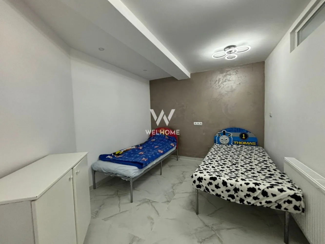 Apartament 3 camere PRETABIL pentru muncitori - Apartament 3 camere cu bucatarie separata - Str. Triajului, Selimbar

- Suprafata utila: 75 mp
- Apartamentul se afla la parter.
- Locuinta este mobilata si utilata, fiind alcatuita din living, bucatarie separata, 2 dormitoare, baie.
- Localizat intr-o zona buna cu acces la magazine, gradinite, shopping city etc.
- Parcare in fata imobilului.
- Se inchiriaza si pe perioade scurte, minim 1 luna. 
Disponibil IMEDIAT!

Chirie lunara: 550 Euro + se percepe garantie
Comision client: 50% din prima chirie
Contact: 0747.639.802