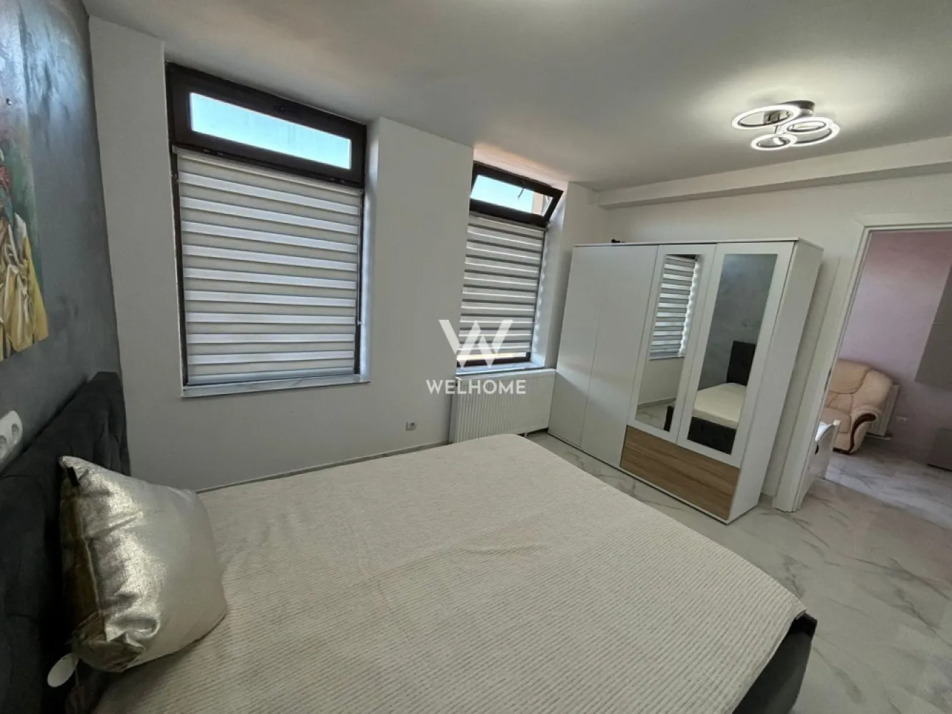 Apartament 3 camere PRETABIL pentru muncitori - Apartament 3 camere cu bucatarie separata - Str. Triajului, Selimbar

- Suprafata utila: 75 mp
- Apartamentul se afla la parter.
- Locuinta este mobilata si utilata, fiind alcatuita din living, bucatarie separata, 2 dormitoare, baie.
- Localizat intr-o zona buna cu acces la magazine, gradinite, shopping city etc.
- Parcare in fata imobilului.
- Se inchiriaza si pe perioade scurte, minim 1 luna. 
Disponibil IMEDIAT!

Chirie lunara: 550 Euro + se percepe garantie
Comision client: 50% din prima chirie
Contact: 0747.639.802