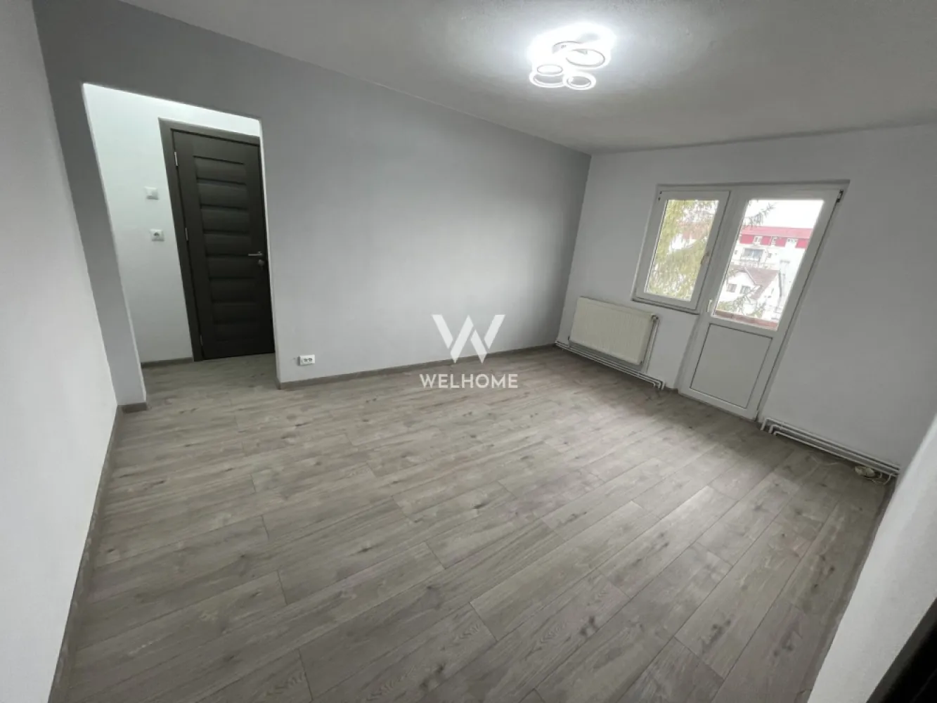 Apartament 2 camere, renovat + pivniță – Mihai Viteazul, - Vând apartament cu 2 camere semidecomandate, situat la etajul 4/4, cu o suprafață utilă de aproximativ 41 mp. Compartimentare: 2 camere, bucătărie, baie, 2 holuri, debara, balcon + pivniță.

Apartamentul este renovat și dispune de centrală termică proprie, geamuri termopan PVC, izolație exterioară, ușă metalică, cablu TV și internet prin fibră optică.

Zonă foarte bună, aproape de magazine, grădiniță și mijloace de transport.

Se vinde liber de sarcini, disponibil imediat. Se acceptă credit.

Preț: 75.500 € (ușor negociabil)
Detalii: 0743030351 - Laura