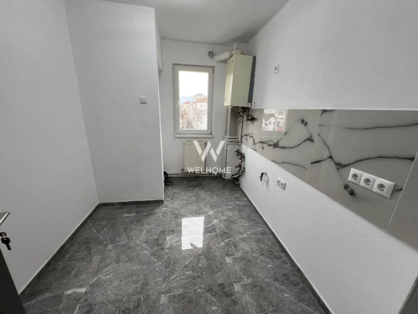 Apartament 2 camere, renovat + pivniță – Mihai Viteazul, - Vând apartament cu 2 camere semidecomandate, situat la etajul 4/4, cu o suprafață utilă de aproximativ 41 mp. Compartimentare: 2 camere, bucătărie, baie, 2 holuri, debara, balcon + pivniță.

Apartamentul este renovat și dispune de centrală termică proprie, geamuri termopan PVC, izolație exterioară, ușă metalică, cablu TV și internet prin fibră optică.

Zonă foarte bună, aproape de magazine, grădiniță și mijloace de transport.

Se vinde liber de sarcini, disponibil imediat. Se acceptă credit.

Preț: 75.500 € (ușor negociabil)
Detalii: 0743030351 - Laura
