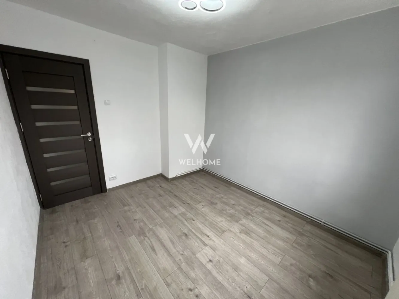 Apartament 2 camere, renovat + pivniță – Mihai Viteazul, - Vând apartament cu 2 camere semidecomandate, situat la etajul 4/4, cu o suprafață utilă de aproximativ 41 mp. Compartimentare: 2 camere, bucătărie, baie, 2 holuri, debara, balcon + pivniță.

Apartamentul este renovat și dispune de centrală termică proprie, geamuri termopan PVC, izolație exterioară, ușă metalică, cablu TV și internet prin fibră optică.

Zonă foarte bună, aproape de magazine, grădiniță și mijloace de transport.

Se vinde liber de sarcini, disponibil imediat. Se acceptă credit.

Preț: 75.500 € (ușor negociabil)
Detalii: 0743030351 - Laura