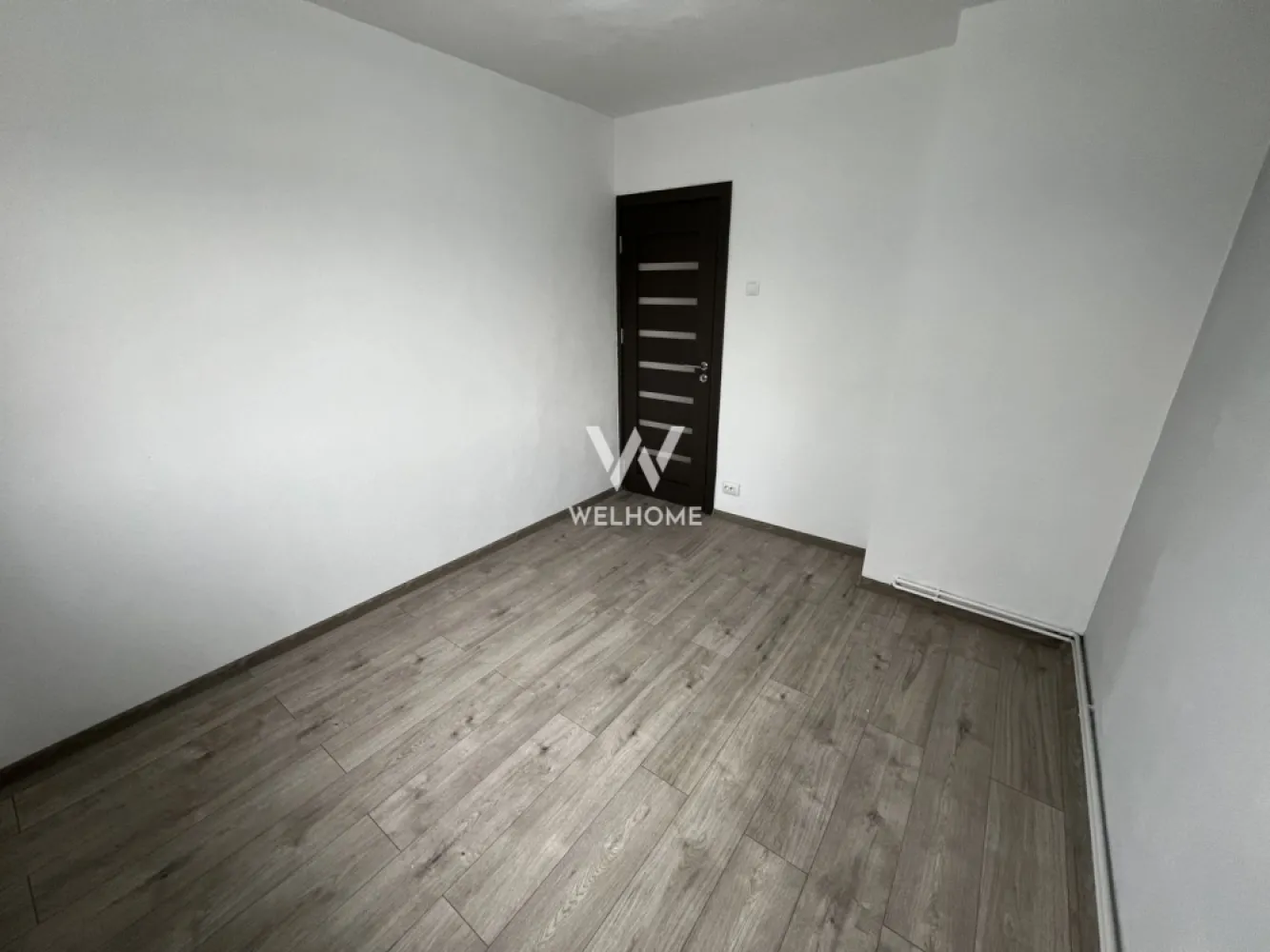 Apartament 2 camere, renovat + pivniță – Mihai Viteazul, - Vând apartament cu 2 camere semidecomandate, situat la etajul 4/4, cu o suprafață utilă de aproximativ 41 mp. Compartimentare: 2 camere, bucătărie, baie, 2 holuri, debara, balcon + pivniță.

Apartamentul este renovat și dispune de centrală termică proprie, geamuri termopan PVC, izolație exterioară, ușă metalică, cablu TV și internet prin fibră optică.

Zonă foarte bună, aproape de magazine, grădiniță și mijloace de transport.

Se vinde liber de sarcini, disponibil imediat. Se acceptă credit.

Preț: 75.500 € (ușor negociabil)
Detalii: 0743030351 - Laura