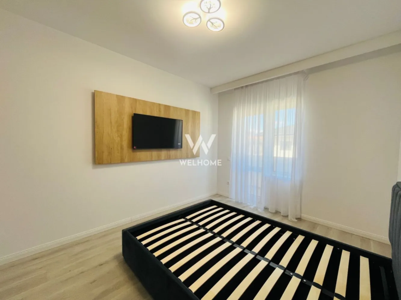 Apartament 3 camere gradina 47 mp Piata Rahovei, Dedeman - Apartament cu 3 camere de vanzare, Doamna Stanca, Sibiu

- Locatie superba, langa Piata Rahovei, Dedeman, Lidl, Mega Image
- Proiect nou format din 8 blocuri, cu 236 apartamente cu 2 si 3 camere, 
- Bloc modern cu un regim de inaltime P+3. 
- Suprafata utila: 61.2 mp + balcon de 7.8 mp
- Gradina 46 mp
- Compartimentare practica: 2 dormitoare, living cu bucatarie deschisa cu iesire in balcon, hol si o baie cu geam.
- Apartamentele se vand la stadiul de alb. Optional se pot finisa la cererea clientului.
- Predare la exterior LA CHEIE: scarile blocului la cheie, balcoanele placate cu gresie, izolatie exterioara, fatada blocului facuta, alei si spatii verzi, loc de joaca.
- 1 loc de parcare inclus in pret
- Contra cost apartamentele se pot preda la cheie.
- Se accepta credit ipotecar - avans minim 15%

PRET: 130.000 Euro - Tva inclus
Cosmin-0743292794