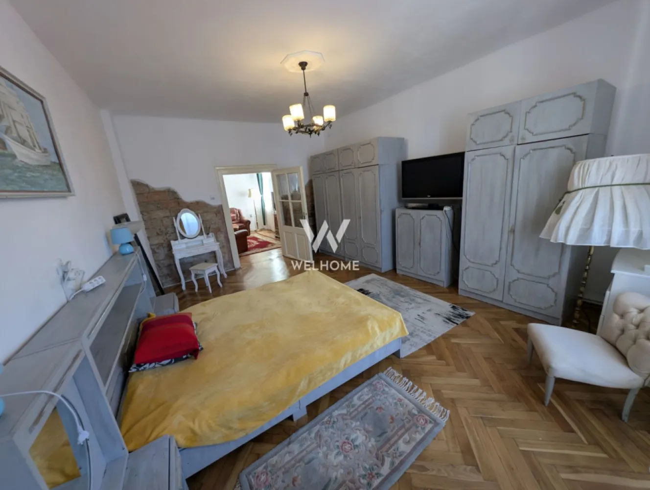 Apartament 2 camere central Sibiu - Agentia imobiliara Welhome propune spre vanzare o oportunitate rara pt investitie si anume un apartament cu 2 camere corect compartimentat si bine dotat cu totul necesar pt a genera profit din prima zi de achizitie ori ca locuinta proprie situata in imediata apropiere de centrul istoric mai exact pe str. Ocnei, situat la parterul unui bloc cu regim de inaltime mica si curte inchisa.
 
 Compartimentarea apartamentului este;
- hol
- living luminos
- bucatarie mobilata/utilata
- baie cu geam de aerisire
- dormitor luminos

Apartamentul dispune de un loc de parcare si un mic teren aferent.

Pret: 110 000 euro. 
 Eligibil pt a fi cumparat atat prin surse proprii cat si prin credit ipotecar.
Pt mai multe detalii si vizionari 0740066818 Cristina.