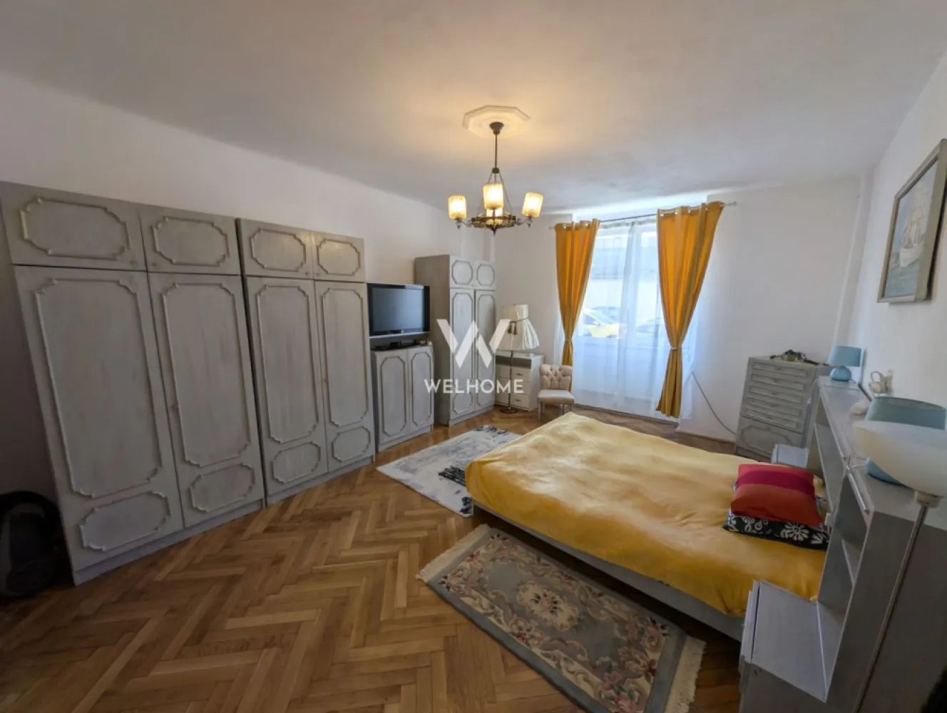 Apartament 2 camere central Sibiu - Agentia imobiliara Welhome propune spre vanzare o oportunitate rara pt investitie si anume un apartament cu 2 camere corect compartimentat si bine dotat cu totul necesar pt a genera profit din prima zi de achizitie ori ca locuinta proprie situata in imediata apropiere de centrul istoric mai exact pe str. Ocnei, situat la parterul unui bloc cu regim de inaltime mica si curte inchisa.
 
 Compartimentarea apartamentului este;
- hol
- living luminos
- bucatarie mobilata/utilata
- baie cu geam de aerisire
- dormitor luminos

Apartamentul dispune de un loc de parcare si un mic teren aferent.

Pret: 110 000 euro. 
 Eligibil pt a fi cumparat atat prin surse proprii cat si prin credit ipotecar.
Pt mai multe detalii si vizionari 0740066818 Cristina.