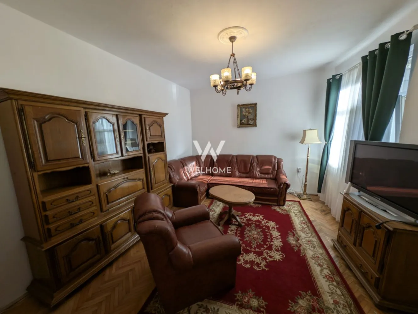 Apartament 2 camere central Sibiu - Agentia imobiliara Welhome propune spre vanzare o oportunitate rara pt investitie si anume un apartament cu 2 camere corect compartimentat si bine dotat cu totul necesar pt a genera profit din prima zi de achizitie ori ca locuinta proprie situata in imediata apropiere de centrul istoric mai exact pe str. Ocnei, situat la parterul unui bloc cu regim de inaltime mica si curte inchisa.
 
 Compartimentarea apartamentului este;
- hol
- living luminos
- bucatarie mobilata/utilata
- baie cu geam de aerisire
- dormitor luminos

Apartamentul dispune de un loc de parcare si un mic teren aferent.

Pret: 110 000 euro. 
 Eligibil pt a fi cumparat atat prin surse proprii cat si prin credit ipotecar.
Pt mai multe detalii si vizionari 0740066818 Cristina.