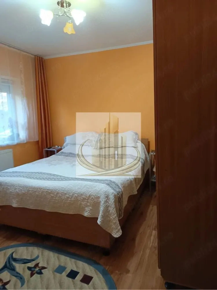 3 Camere Decomandat, 2 bai | Parter | Zona Soarelui – Parcul Pădurice - Grand Mobilis Imobiliare vă propune spre vânzare un apartament cu 3 camere, decomandat, situat la parter, în zona Soarelui – lângă Parcul Pădurice, una dintre cele mai apreciate zone din Timișoara.

Proprietatea se remarcă prin poziția excelentă, compartimentarea practică și prețul atractiv, fiind o oportunitate reală atât pentru locuit, cât și pentru investiție.

📐 Detalii proprietate:
Apartament 3 camere decomandat
Poziționat la parter
Compartimentare:
Bucătărie separată
Living cu balcon închis
2 dormitoare
2 băi
Apartament cu vedere pe 3 părți, înconjurat de verdeață
Locuri de parcare disponibile în zonă
🏢 Dotări & renovări:
Apartament renovat în perioada 2017–2018
Centrală proprie pe gaz
Instalație sanitară refăcută (țevi de cupru)
Calorifere noi
Spații bine întreținute și funcționale
📍 Locație – punctul forte:
Situat în zona Soarelui, lângă Parcul Pădurice
Zonă verde, liniștită și foarte căutată
În apropiere: piață, magazine, restaurante, cafenele
Acces rapid la mijloace de transport
Aproape de școli și grădinițe
💼 Potrivit pentru:

✔️ Familii, datorită compartimentării și facilităților din zonă
✔️ Investiție excelentă, datorită potențialului ridicat de închiriere și poziției foarte bune

💰 Preț atractiv
📞 Pentru mai multe informații și programarea unei vizionări, echipa Grand Mobilis Imobiliare vă stă la dispoziție!
ID Intern: CP3061845