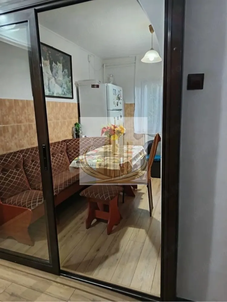 3 Camere Decomandat, 2 bai | Parter | Zona Soarelui – Parcul Pădurice - Grand Mobilis Imobiliare vă propune spre vânzare un apartament cu 3 camere, decomandat, situat la parter, în zona Soarelui – lângă Parcul Pădurice, una dintre cele mai apreciate zone din Timișoara.

Proprietatea se remarcă prin poziția excelentă, compartimentarea practică și prețul atractiv, fiind o oportunitate reală atât pentru locuit, cât și pentru investiție.

📐 Detalii proprietate:
Apartament 3 camere decomandat
Poziționat la parter
Compartimentare:
Bucătărie separată
Living cu balcon închis
2 dormitoare
2 băi
Apartament cu vedere pe 3 părți, înconjurat de verdeață
Locuri de parcare disponibile în zonă
🏢 Dotări & renovări:
Apartament renovat în perioada 2017–2018
Centrală proprie pe gaz
Instalație sanitară refăcută (țevi de cupru)
Calorifere noi
Spații bine întreținute și funcționale
📍 Locație – punctul forte:
Situat în zona Soarelui, lângă Parcul Pădurice
Zonă verde, liniștită și foarte căutată
În apropiere: piață, magazine, restaurante, cafenele
Acces rapid la mijloace de transport
Aproape de școli și grădinițe
💼 Potrivit pentru:

✔️ Familii, datorită compartimentării și facilităților din zonă
✔️ Investiție excelentă, datorită potențialului ridicat de închiriere și poziției foarte bune

💰 Preț atractiv
📞 Pentru mai multe informații și programarea unei vizionări, echipa Grand Mobilis Imobiliare vă stă la dispoziție!
ID Intern: CP3061845
