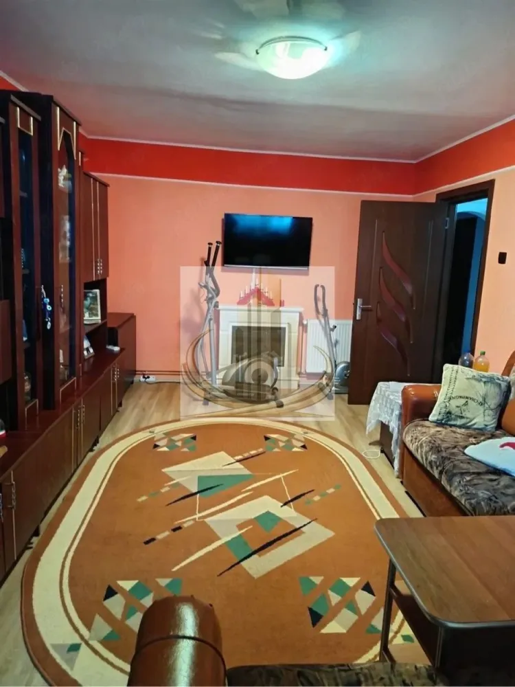 3 Camere Decomandat, 2 bai | Parter | Zona Soarelui – Parcul Pădurice - Grand Mobilis Imobiliare vă propune spre vânzare un apartament cu 3 camere, decomandat, situat la parter, în zona Soarelui – lângă Parcul Pădurice, una dintre cele mai apreciate zone din Timișoara.

Proprietatea se remarcă prin poziția excelentă, compartimentarea practică și prețul atractiv, fiind o oportunitate reală atât pentru locuit, cât și pentru investiție.

📐 Detalii proprietate:
Apartament 3 camere decomandat
Poziționat la parter
Compartimentare:
Bucătărie separată
Living cu balcon închis
2 dormitoare
2 băi
Apartament cu vedere pe 3 părți, înconjurat de verdeață
Locuri de parcare disponibile în zonă
🏢 Dotări & renovări:
Apartament renovat în perioada 2017–2018
Centrală proprie pe gaz
Instalație sanitară refăcută (țevi de cupru)
Calorifere noi
Spații bine întreținute și funcționale
📍 Locație – punctul forte:
Situat în zona Soarelui, lângă Parcul Pădurice
Zonă verde, liniștită și foarte căutată
În apropiere: piață, magazine, restaurante, cafenele
Acces rapid la mijloace de transport
Aproape de școli și grădinițe
💼 Potrivit pentru:

✔️ Familii, datorită compartimentării și facilităților din zonă
✔️ Investiție excelentă, datorită potențialului ridicat de închiriere și poziției foarte bune

💰 Preț atractiv
📞 Pentru mai multe informații și programarea unei vizionări, echipa Grand Mobilis Imobiliare vă stă la dispoziție!
ID Intern: CP3061845