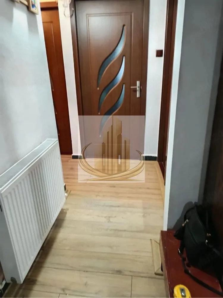 3 Camere Decomandat, 2 bai | Parter | Zona Soarelui – Parcul Pădurice - Grand Mobilis Imobiliare vă propune spre vânzare un apartament cu 3 camere, decomandat, situat la parter, în zona Soarelui – lângă Parcul Pădurice, una dintre cele mai apreciate zone din Timișoara.

Proprietatea se remarcă prin poziția excelentă, compartimentarea practică și prețul atractiv, fiind o oportunitate reală atât pentru locuit, cât și pentru investiție.

📐 Detalii proprietate:
Apartament 3 camere decomandat
Poziționat la parter
Compartimentare:
Bucătărie separată
Living cu balcon închis
2 dormitoare
2 băi
Apartament cu vedere pe 3 părți, înconjurat de verdeață
Locuri de parcare disponibile în zonă
🏢 Dotări & renovări:
Apartament renovat în perioada 2017–2018
Centrală proprie pe gaz
Instalație sanitară refăcută (țevi de cupru)
Calorifere noi
Spații bine întreținute și funcționale
📍 Locație – punctul forte:
Situat în zona Soarelui, lângă Parcul Pădurice
Zonă verde, liniștită și foarte căutată
În apropiere: piață, magazine, restaurante, cafenele
Acces rapid la mijloace de transport
Aproape de școli și grădinițe
💼 Potrivit pentru:

✔️ Familii, datorită compartimentării și facilităților din zonă
✔️ Investiție excelentă, datorită potențialului ridicat de închiriere și poziției foarte bune

💰 Preț atractiv
📞 Pentru mai multe informații și programarea unei vizionări, echipa Grand Mobilis Imobiliare vă stă la dispoziție!
ID Intern: CP3061845