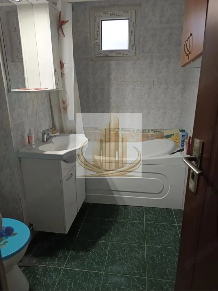 3 Camere Decomandat, 2 bai | Parter | Zona Soarelui – Parcul Pădurice - Grand Mobilis Imobiliare vă propune spre vânzare un apartament cu 3 camere, decomandat, situat la parter, în zona Soarelui – lângă Parcul Pădurice, una dintre cele mai apreciate zone din Timișoara.

Proprietatea se remarcă prin poziția excelentă, compartimentarea practică și prețul atractiv, fiind o oportunitate reală atât pentru locuit, cât și pentru investiție.

📐 Detalii proprietate:
Apartament 3 camere decomandat
Poziționat la parter
Compartimentare:
Bucătărie separată
Living cu balcon închis
2 dormitoare
2 băi
Apartament cu vedere pe 3 părți, înconjurat de verdeață
Locuri de parcare disponibile în zonă
🏢 Dotări & renovări:
Apartament renovat în perioada 2017–2018
Centrală proprie pe gaz
Instalație sanitară refăcută (țevi de cupru)
Calorifere noi
Spații bine întreținute și funcționale
📍 Locație – punctul forte:
Situat în zona Soarelui, lângă Parcul Pădurice
Zonă verde, liniștită și foarte căutată
În apropiere: piață, magazine, restaurante, cafenele
Acces rapid la mijloace de transport
Aproape de școli și grădinițe
💼 Potrivit pentru:

✔️ Familii, datorită compartimentării și facilităților din zonă
✔️ Investiție excelentă, datorită potențialului ridicat de închiriere și poziției foarte bune

💰 Preț atractiv
📞 Pentru mai multe informații și programarea unei vizionări, echipa Grand Mobilis Imobiliare vă stă la dispoziție!
ID Intern: CP3061845