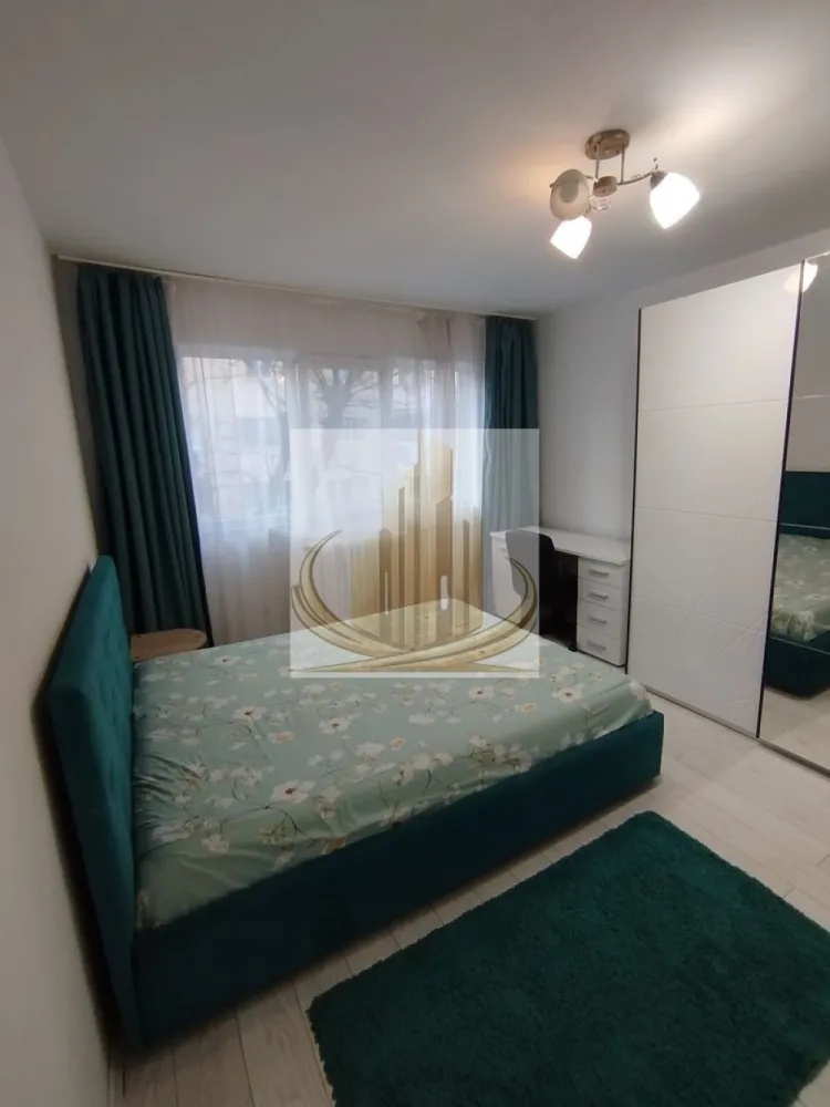 1 Cameră Decomandat, Etaj 2 | Zona AEM – Calea Buziașului | Investitie - Grand Mobilis Imobiliare vă propune spre vânzare un apartament decomandat cu 1 cameră, situat în Calea Buziașului, în proximitatea sensului giratoriu AEM – o zonă foarte bine conectată și apreciată.

Proprietatea se remarcă prin poziția excelentă, accesibilitatea ridicată și potențialul investițional, fiind ideală atât pentru locuit, cât și pentru închiriere.

📐 Detalii proprietate:
Suprafață utilă: 31,42 mp
Etaj: 2
Compartimentare:
Hol
Baie
Bucătărie
Cameră
🏢 Dotări & beneficii:
Se vinde mobilat și utilat
Disponibil imediat
Încălzire prin termoficare (Colterm) – costuri eficiente datorită proximității față de punctul termic
Există discuții în asociație privind introducerea gazului în scară, pentru posibilitatea montării unei centrale proprii în viitor
📍 Locație – marele avantaj:
În apropiere de zona AEM / Continental
Acces rapid la mijloace de transport în comun către întreg orașul
În imediata apropiere: supermarketuri, magazine non-stop, sală de fitness, farmacii
Aproape de grădinițe, școli și universități
Acces facil către principalele artere ale orașului și către centura ocolitoare (~4 km)
💼 Potrivit pentru:

✔️ Studenți sau persoane singure, datorită poziției și compartimentării
✔️ Cupluri, pentru un start confortabil
✔️ Investiție excelentă, având în vedere prețul atractiv și cererea ridicată de închiriere din zonă

📞 Pentru mai multe informații și programarea unei vizionări, echipa Grand Mobilis Imobiliare vă stă la dispoziție!
ID Intern: CP3061918