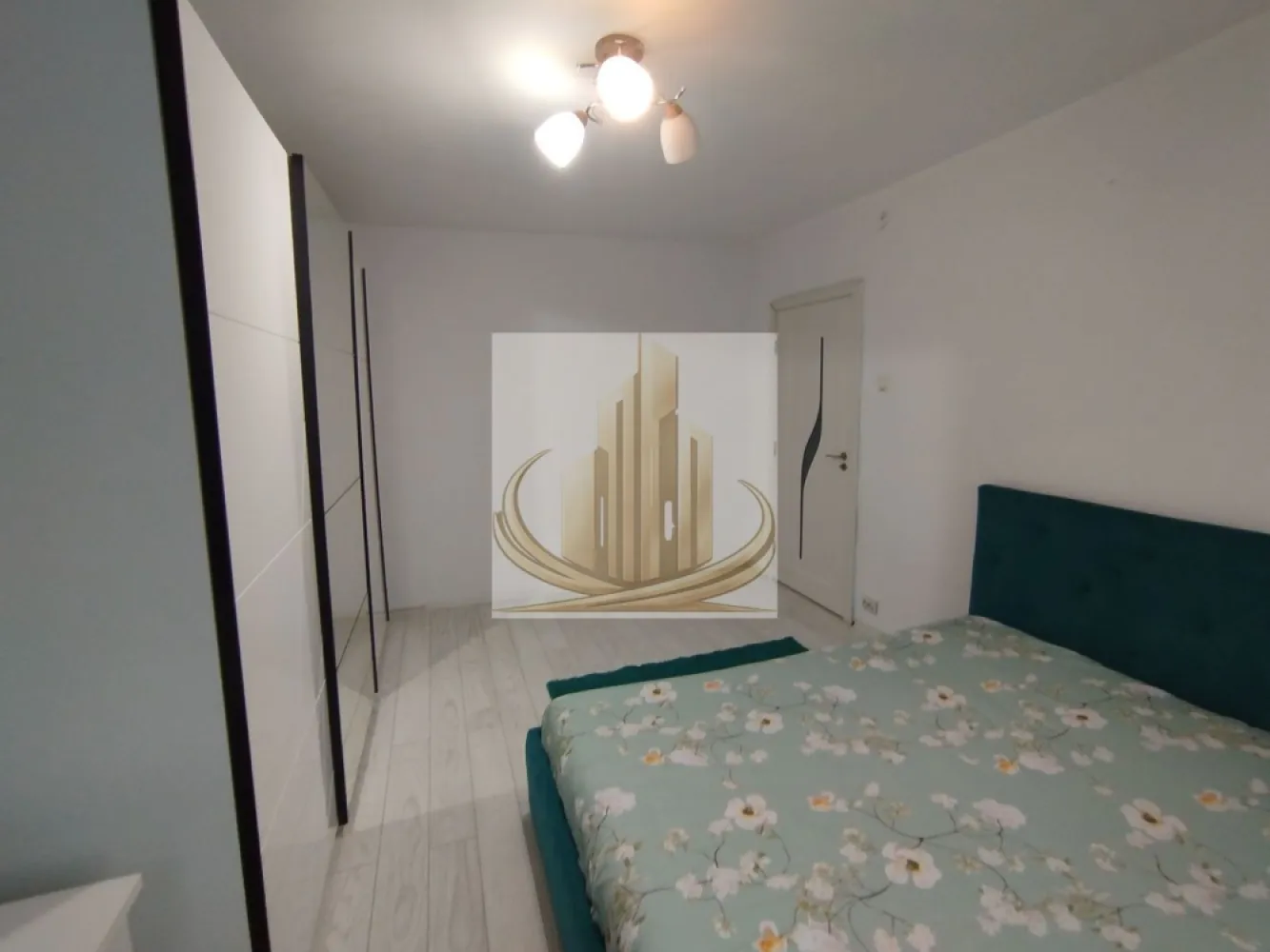 1 Cameră Decomandat, Etaj 2 | Zona AEM – Calea Buziașului | Investitie - Grand Mobilis Imobiliare vă propune spre vânzare un apartament decomandat cu 1 cameră, situat în Calea Buziașului, în proximitatea sensului giratoriu AEM – o zonă foarte bine conectată și apreciată.

Proprietatea se remarcă prin poziția excelentă, accesibilitatea ridicată și potențialul investițional, fiind ideală atât pentru locuit, cât și pentru închiriere.

📐 Detalii proprietate:
Suprafață utilă: 31,42 mp
Etaj: 2
Compartimentare:
Hol
Baie
Bucătărie
Cameră
🏢 Dotări & beneficii:
Se vinde mobilat și utilat
Disponibil imediat
Încălzire prin termoficare (Colterm) – costuri eficiente datorită proximității față de punctul termic
Există discuții în asociație privind introducerea gazului în scară, pentru posibilitatea montării unei centrale proprii în viitor
📍 Locație – marele avantaj:
În apropiere de zona AEM / Continental
Acces rapid la mijloace de transport în comun către întreg orașul
În imediata apropiere: supermarketuri, magazine non-stop, sală de fitness, farmacii
Aproape de grădinițe, școli și universități
Acces facil către principalele artere ale orașului și către centura ocolitoare (~4 km)
💼 Potrivit pentru:

✔️ Studenți sau persoane singure, datorită poziției și compartimentării
✔️ Cupluri, pentru un start confortabil
✔️ Investiție excelentă, având în vedere prețul atractiv și cererea ridicată de închiriere din zonă

📞 Pentru mai multe informații și programarea unei vizionări, echipa Grand Mobilis Imobiliare vă stă la dispoziție!
ID Intern: CP3061918