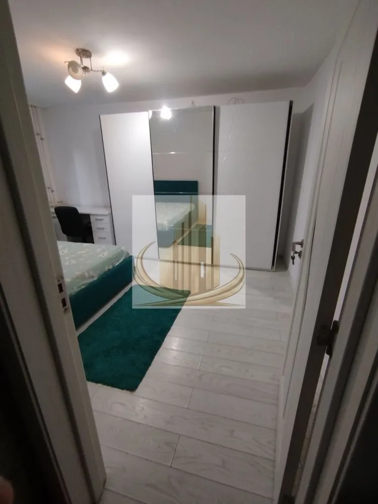 1 Cameră Decomandat, Etaj 2 | Zona AEM – Calea Buziașului | Investitie - Grand Mobilis Imobiliare vă propune spre vânzare un apartament decomandat cu 1 cameră, situat în Calea Buziașului, în proximitatea sensului giratoriu AEM – o zonă foarte bine conectată și apreciată.

Proprietatea se remarcă prin poziția excelentă, accesibilitatea ridicată și potențialul investițional, fiind ideală atât pentru locuit, cât și pentru închiriere.

📐 Detalii proprietate:
Suprafață utilă: 31,42 mp
Etaj: 2
Compartimentare:
Hol
Baie
Bucătărie
Cameră
🏢 Dotări & beneficii:
Se vinde mobilat și utilat
Disponibil imediat
Încălzire prin termoficare (Colterm) – costuri eficiente datorită proximității față de punctul termic
Există discuții în asociație privind introducerea gazului în scară, pentru posibilitatea montării unei centrale proprii în viitor
📍 Locație – marele avantaj:
În apropiere de zona AEM / Continental
Acces rapid la mijloace de transport în comun către întreg orașul
În imediata apropiere: supermarketuri, magazine non-stop, sală de fitness, farmacii
Aproape de grădinițe, școli și universități
Acces facil către principalele artere ale orașului și către centura ocolitoare (~4 km)
💼 Potrivit pentru:

✔️ Studenți sau persoane singure, datorită poziției și compartimentării
✔️ Cupluri, pentru un start confortabil
✔️ Investiție excelentă, având în vedere prețul atractiv și cererea ridicată de închiriere din zonă

📞 Pentru mai multe informații și programarea unei vizionări, echipa Grand Mobilis Imobiliare vă stă la dispoziție!
ID Intern: CP3061918