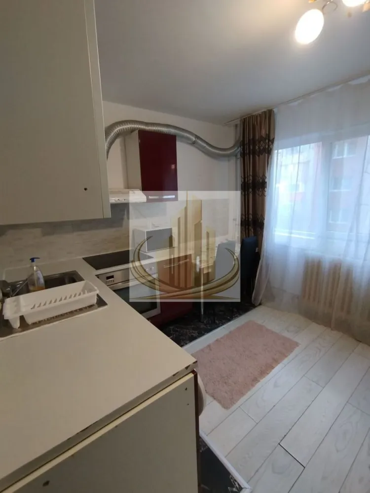 1 Cameră Decomandat, Etaj 2 | Zona AEM – Calea Buziașului | Investitie - Grand Mobilis Imobiliare vă propune spre vânzare un apartament decomandat cu 1 cameră, situat în Calea Buziașului, în proximitatea sensului giratoriu AEM – o zonă foarte bine conectată și apreciată.

Proprietatea se remarcă prin poziția excelentă, accesibilitatea ridicată și potențialul investițional, fiind ideală atât pentru locuit, cât și pentru închiriere.

📐 Detalii proprietate:
Suprafață utilă: 31,42 mp
Etaj: 2
Compartimentare:
Hol
Baie
Bucătărie
Cameră
🏢 Dotări & beneficii:
Se vinde mobilat și utilat
Disponibil imediat
Încălzire prin termoficare (Colterm) – costuri eficiente datorită proximității față de punctul termic
Există discuții în asociație privind introducerea gazului în scară, pentru posibilitatea montării unei centrale proprii în viitor
📍 Locație – marele avantaj:
În apropiere de zona AEM / Continental
Acces rapid la mijloace de transport în comun către întreg orașul
În imediata apropiere: supermarketuri, magazine non-stop, sală de fitness, farmacii
Aproape de grădinițe, școli și universități
Acces facil către principalele artere ale orașului și către centura ocolitoare (~4 km)
💼 Potrivit pentru:

✔️ Studenți sau persoane singure, datorită poziției și compartimentării
✔️ Cupluri, pentru un start confortabil
✔️ Investiție excelentă, având în vedere prețul atractiv și cererea ridicată de închiriere din zonă

📞 Pentru mai multe informații și programarea unei vizionări, echipa Grand Mobilis Imobiliare vă stă la dispoziție!
ID Intern: CP3061918