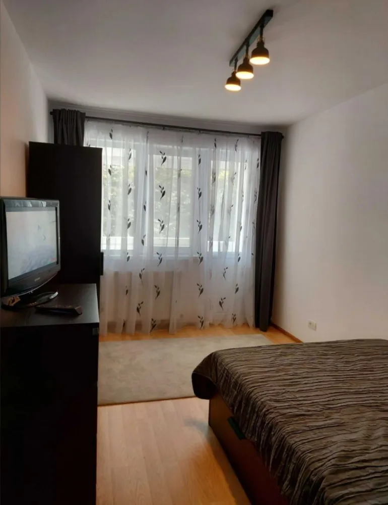 Apartament 3 camere decomandat lângă AFI Cotroceni, metrou 5 min - Vă propunem spre închiriere un apartament decomandat cu 3 camere, complet mobilat și utilat modern, situat vis-a-vis de AFI Cotroceni, pe Bulevardul Timișoarei, într-un bloc reabilitat termic, cu costuri reduse de întreținere.
Apartamentul este curat, luminos și bine compartimentat, ideal pentru studenți, rezidenți sau tineri profesioniști.

📍 Etaj 3 din 8, bloc cu lift.
Compartimentare & dotări
3 camere decomandate
Living spațios
2 dormitoare
Bucătărie complet utilată
Baie
2 balcoane
Aer condiționat
Mobilier modern
Electrocasnice complete
Apartament bine întreținut, gata de mutare
Localizare excelentă
1 minut de mers pe jos până la AFI Cotroceni
5 minute de mers pe jos până la Metrou

🎓 Educație & universități:
Universitatea Politehnica București – acces rapid
Facultatea de Medicină Carol Davila – conexiune directă
Multiple campusuri și cămine studențești în apropiere

🚇 Transport:
Metrou Favorit
Metrou Politehnica
Tramvaie, autobuze și troleibuze la câteva minute
Acces rapid către centru și zonele de business

🛍️ Comercial & recreere:
AFI Cotroceni Mall (shopping, cinema, restaurante)
Supermarketuri, cafenele, săli de fitness
Parcuri și zone verzi în apropiere
Alte avantaje
✔ Bloc izolat termic
✔ Costuri mici de întreținere
✔ Zonă sigură și bine conectată
✔ Ideal pentru închiriere pe termen lung

Comision agentie 50% din prima luna

Cu deosebita consideratie ,
Arbore Real Estate