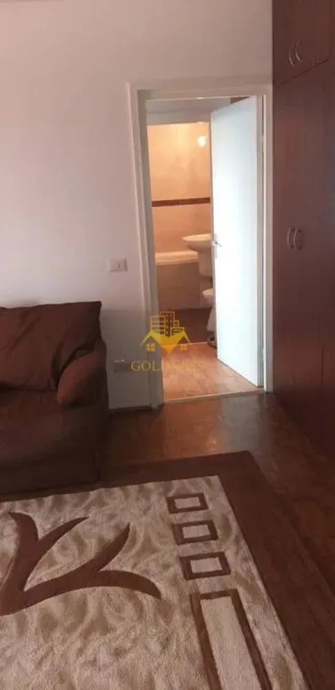 2 camere, Gheorgheni, Zona Iulius Mall, FSEGA, LIDL, Kaufland - GOLDNESS Imobiliare vă propune spre închiriere un apartament cu 2 camere semidecomandate complet mobilat și utilat, la etajul 5 într-un imobil de 10 etaje, în Cartierul Gheorgheni.
Dispune de loc de parcare!
Se află în apropierea stațiilor de transport în comun, magazine, restaurante, spații verzi, farmacii, etc. 

Apartamentul este compartimentat astfel:
 - dormitor cu o canapea extensibila, dressing, 
 - camera de trecere cu o canapea extensibilă, dulapuri
 - bucatarie complet utilată și mobilată, , loc de servit masa 
 - baie cu cada, calorifer port prosop și dulap pentru depozitare.
 - terasa de 8 mp.

Imobilul este dotat cu toate cele necesare- centrală proprie, frigider, aragaz, hotă, mașină de spălat haine, etc. 

Dacă sunteți interesați de acest apartament și doriți să îl vizionați, dar și pentru alte oferte nu ezitați să ne contactați telefonic sau prin e-mail. Vă stăm la dispoziție!
Pentru intermediere se percepe un comision de 50% din prețul chiriei!