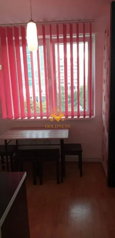 2 camere, Gheorgheni, Zona Iulius Mall, FSEGA, LIDL, Kaufland - GOLDNESS Imobiliare vă propune spre închiriere un apartament cu 2 camere semidecomandate complet mobilat și utilat, la etajul 5 într-un imobil de 10 etaje, în Cartierul Gheorgheni.
Dispune de loc de parcare!
Se află în apropierea stațiilor de transport în comun, magazine, restaurante, spații verzi, farmacii, etc. 

Apartamentul este compartimentat astfel:
 - dormitor cu o canapea extensibila, dressing, 
 - camera de trecere cu o canapea extensibilă, dulapuri
 - bucatarie complet utilată și mobilată, , loc de servit masa 
 - baie cu cada, calorifer port prosop și dulap pentru depozitare.
 - terasa de 8 mp.

Imobilul este dotat cu toate cele necesare- centrală proprie, frigider, aragaz, hotă, mașină de spălat haine, etc. 

Dacă sunteți interesați de acest apartament și doriți să îl vizionați, dar și pentru alte oferte nu ezitați să ne contactați telefonic sau prin e-mail. Vă stăm la dispoziție!
Pentru intermediere se percepe un comision de 50% din prețul chiriei!
