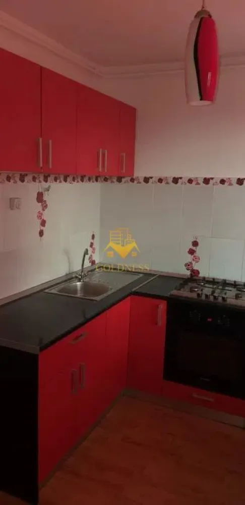 2 camere, Gheorgheni, Zona Iulius Mall, FSEGA, LIDL, Kaufland - GOLDNESS Imobiliare vă propune spre închiriere un apartament cu 2 camere semidecomandate complet mobilat și utilat, la etajul 5 într-un imobil de 10 etaje, în Cartierul Gheorgheni.
Dispune de loc de parcare!
Se află în apropierea stațiilor de transport în comun, magazine, restaurante, spații verzi, farmacii, etc. 

Apartamentul este compartimentat astfel:
 - dormitor cu o canapea extensibila, dressing, 
 - camera de trecere cu o canapea extensibilă, dulapuri
 - bucatarie complet utilată și mobilată, , loc de servit masa 
 - baie cu cada, calorifer port prosop și dulap pentru depozitare.
 - terasa de 8 mp.

Imobilul este dotat cu toate cele necesare- centrală proprie, frigider, aragaz, hotă, mașină de spălat haine, etc. 

Dacă sunteți interesați de acest apartament și doriți să îl vizionați, dar și pentru alte oferte nu ezitați să ne contactați telefonic sau prin e-mail. Vă stăm la dispoziție!
Pentru intermediere se percepe un comision de 50% din prețul chiriei!