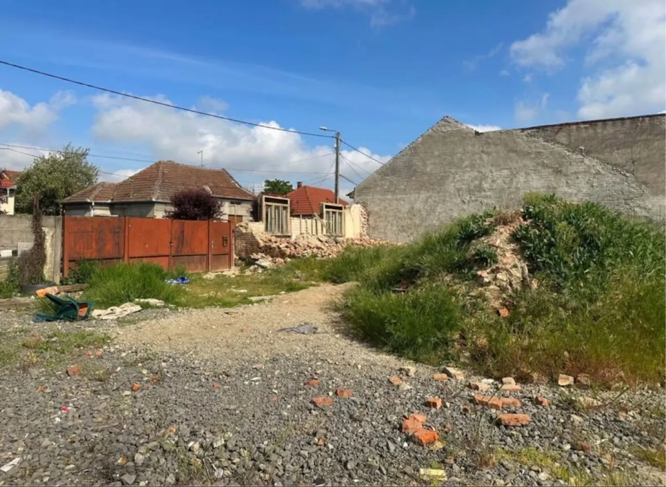 BRASADAS vinde teren in zona Soarelui. - Agentia imobiliara BRASADAS vinde teren intravilan având suprafața de 1.089 mp.cu o deschidere stradală de 36 m front.
Dispune de toate utilitățile,pretabil pt. casă,casă tip duplex, clinică,sediu firmă,asociație. 
Proiect casa aprobat 
Www.brasadas.com.