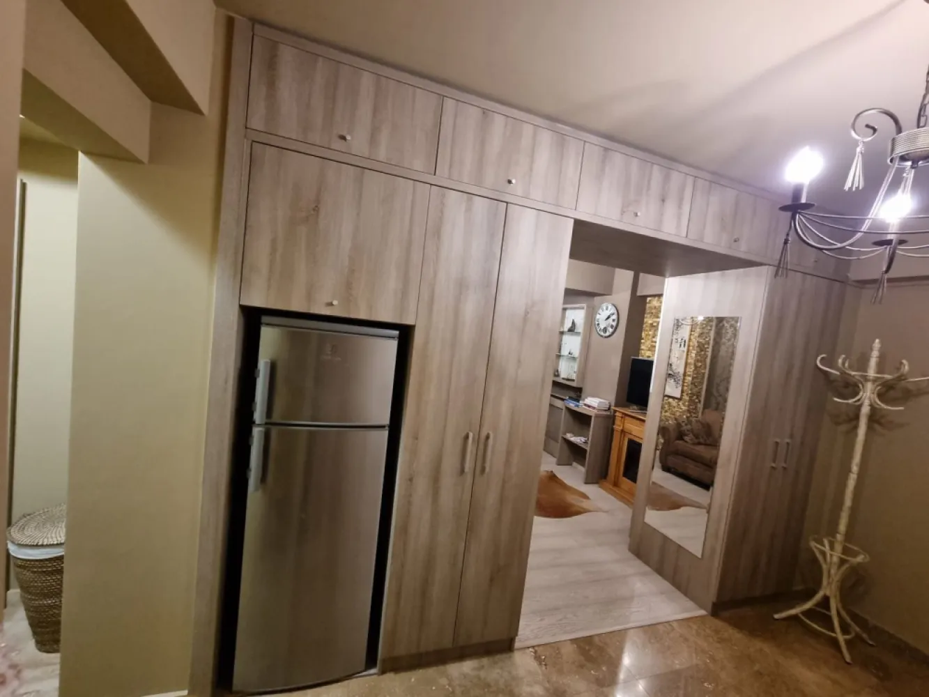 Inchiriere apartament 2 Camere Lux Nerva Traian - Acest apartament cu 2 camere, situat la etajul 1, are o suprafață utilă de 55 mp. Este decomandat, iar blocul este finalizat in 2013. Finisajele sunt de calitate, iar mobilierul modern îți oferă un spațiu plăcut. 

Locația este ideală, având acces rapid la transportul în comun. În apropiere se află stații de metrou și autobuz, facilitând deplasarea în oraș. La doar câțiva pași, găsești parcuri, cafenele și restaurante variate. De asemenea, educația este la îndemână, cu universități și școli de prestigiu în apropiere.

Disponibil imediat . Se inchiriaza complet mobilat si utilat.
Va stam la dispozitie pentru informatii suplimentare sau pentru programarea unei vizionari.
Comisionul agentiei este de 50% din prima prima luna, iar perioada minima a inchirierii este de 12 luni.

Cu deosebita consideratie,
Arbore Real Estate