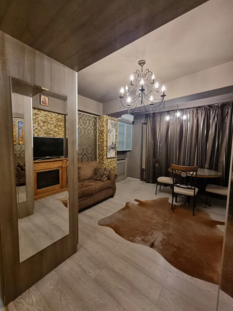 Inchiriere apartament 2 Camere Lux Nerva Traian - Acest apartament cu 2 camere, situat la etajul 1, are o suprafață utilă de 55 mp. Este decomandat, iar blocul este finalizat in 2013. Finisajele sunt de calitate, iar mobilierul modern îți oferă un spațiu plăcut. 

Locația este ideală, având acces rapid la transportul în comun. În apropiere se află stații de metrou și autobuz, facilitând deplasarea în oraș. La doar câțiva pași, găsești parcuri, cafenele și restaurante variate. De asemenea, educația este la îndemână, cu universități și școli de prestigiu în apropiere.

Disponibil imediat . Se inchiriaza complet mobilat si utilat.
Va stam la dispozitie pentru informatii suplimentare sau pentru programarea unei vizionari.
Comisionul agentiei este de 50% din prima prima luna, iar perioada minima a inchirierii este de 12 luni.

Cu deosebita consideratie,
Arbore Real Estate