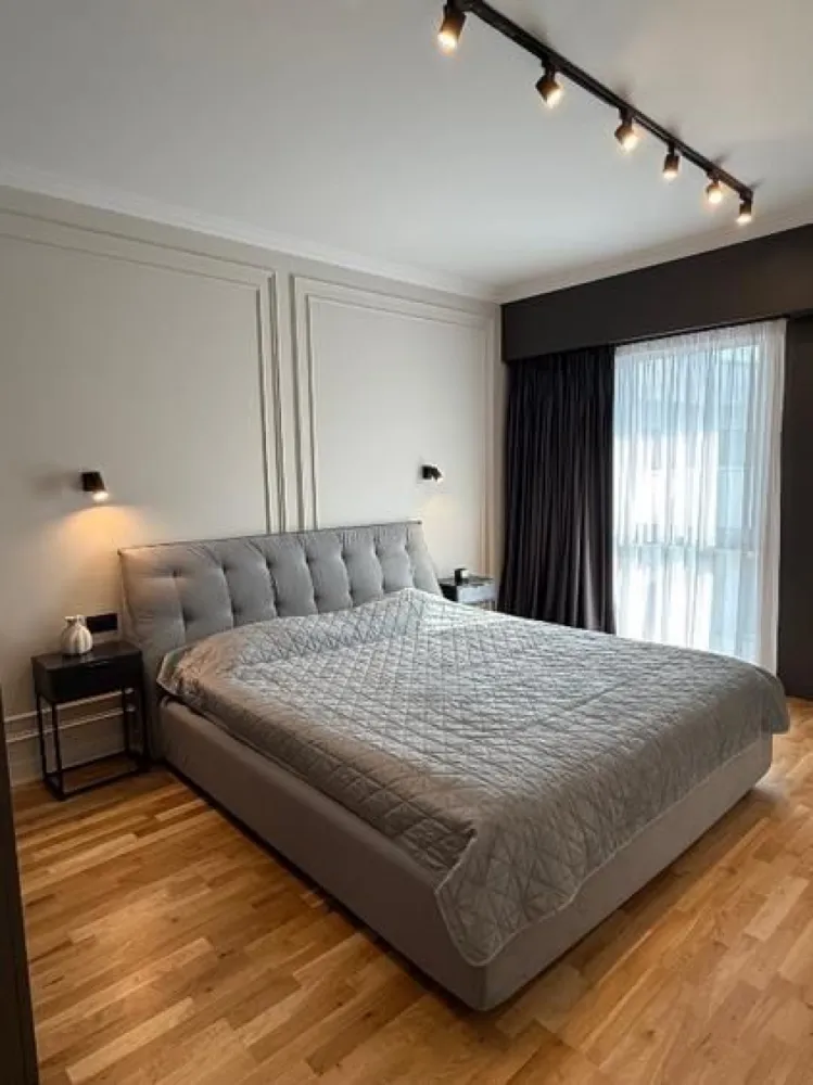 Apartament nou 2 camere lux Bld Unirii - Prima inchiriere - Apartament de 2 camere situat in bloc nou , la 50 m de Bulevardul Unirii, in imediata apropiere a Bibliotecii Nationale si Tribunalul Bucuresti.
In zona gasiti cafenele, restaurante si banci. Metroul Piata Unirii este la 10 min de mers pe jos, iar Centrul Vechi la 15 min.
Apartamentul este nou, aflat la prima inchiriere are 50,4 mp interior si terasa de 8,3 mp 

Este dotat cu:
- centrala proprie Buderus
- 2 aparate de aer conditionat Bosch
- incalzire in pardoseala
- parchet triplustratificat
- 2 Televizoare LG
- Masina de spalat rufe si uscator Beko
- canapea 3 locuri 
- pat mare 180*200 cm

Bucatarie din furnir echipata cu:
- Plita, cuptor, masina de spălat vase si frigider incrorporabil Electrolux
- Cuptor cu microunde Gorenje
- Fierbator apa Gorenje

Terasa este mobilată cu o canapea 3 locuri și 2 fotolii si loc de prcare inclus .
Disponibil imediat . Se inchiriaza complet mobilat si utilat.

Va stam la dispozitie pentru informatii suplimentare sau pentru programarea unei vizionari.
Comisionul agentiei este de 50% din prima prima luna, iar perioada minima a inchirierii este de 12 luni.

Cu deosebita consideratie,
Arbore Real Estate
