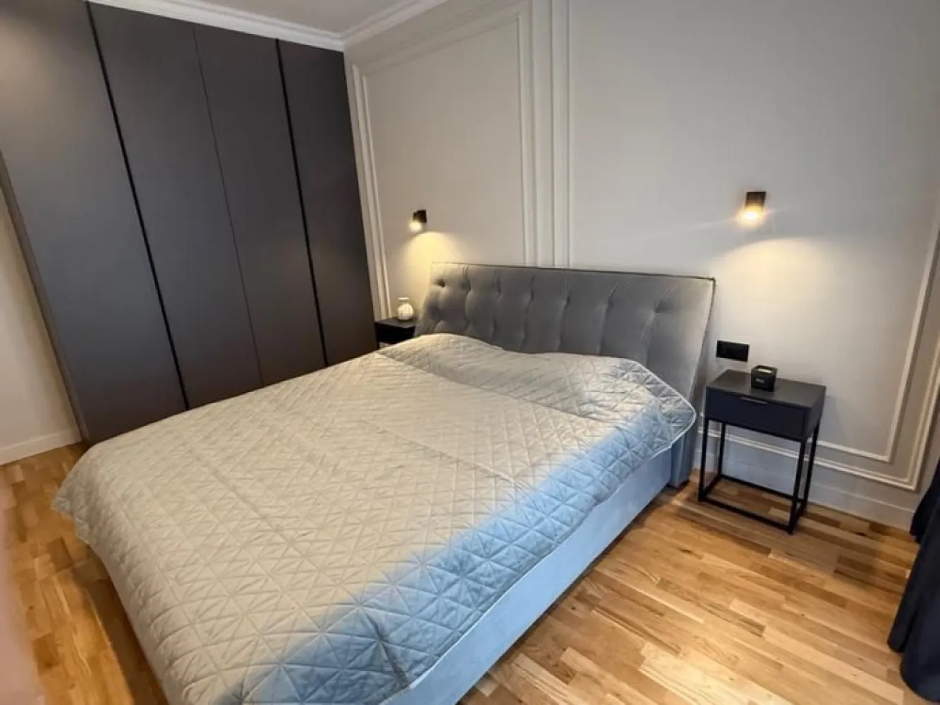 Apartament nou 2 camere lux Bld Unirii - Prima inchiriere - Apartament de 2 camere situat in bloc nou , la 50 m de Bulevardul Unirii, in imediata apropiere a Bibliotecii Nationale si Tribunalul Bucuresti.
In zona gasiti cafenele, restaurante si banci. Metroul Piata Unirii este la 10 min de mers pe jos, iar Centrul Vechi la 15 min.
Apartamentul este nou, aflat la prima inchiriere are 50,4 mp interior si terasa de 8,3 mp 

Este dotat cu:
- centrala proprie Buderus
- 2 aparate de aer conditionat Bosch
- incalzire in pardoseala
- parchet triplustratificat
- 2 Televizoare LG
- Masina de spalat rufe si uscator Beko
- canapea 3 locuri 
- pat mare 180*200 cm

Bucatarie din furnir echipata cu:
- Plita, cuptor, masina de spălat vase si frigider incrorporabil Electrolux
- Cuptor cu microunde Gorenje
- Fierbator apa Gorenje

Terasa este mobilată cu o canapea 3 locuri și 2 fotolii si loc de prcare inclus .
Disponibil imediat . Se inchiriaza complet mobilat si utilat.

Va stam la dispozitie pentru informatii suplimentare sau pentru programarea unei vizionari.
Comisionul agentiei este de 50% din prima prima luna, iar perioada minima a inchirierii este de 12 luni.

Cu deosebita consideratie,
Arbore Real Estate