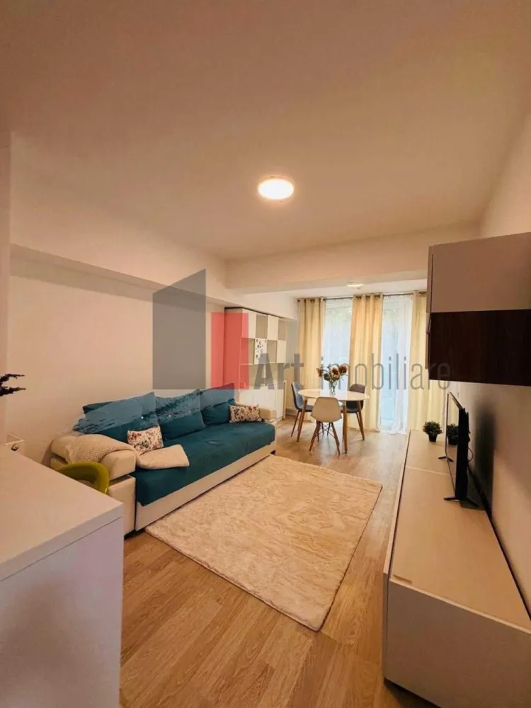 Inchiriere apartament 2 camere si loc de parcare-Grozavesti/Politehnica - Închiriem apartament 2 camere, în Complexul Rezidențial Politenica Park, cu vedere la parcul Universității Politehnica și loc de parcare.
Mobilat și utilat cu electrocasnice de calitate.
Apartamentul se afla la etajul 1 al unui imobil cu 9 etaje.
Preț: 650 Euro / lună, cu loc de parcare inclus.