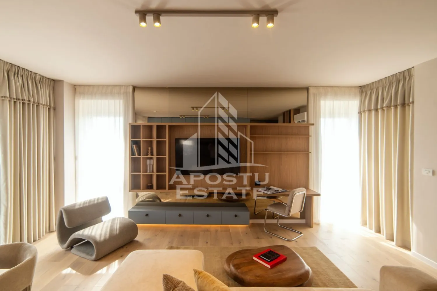Apartament 2 camere, de inchiriat, Central, Timisoara - APOSTU ESTATE va propune spre inchiriere un apartament de lux cu 2 camere, open space situat la etajul 9/11, zona Central

Imobilul se intinde pe o suprafata utila de 57.5 mp si este compartimentat astfel:

- hol de acces

- living open space

- 1 dormitor matrimonial

- bucatarie utilata si mobilata complet inclusiv cu pahare, vesela, etc

-baie cu dus

- terasa deschisa de 6 mp

Confortul termic se realizeaza prin intermediul centralei pe imobil si al aparatelor de aer conditionat. Smart home system pentru reglare temperaturi in fiecare incapere. Incalzire este prin pardoseala.

Apartamentul are un loc de parcare la subteran inclus in pret.

Toate electrocasnicele sunt de cea mai inalnta calitate, iar mobilierul din living si bucatarie este facut pe comanda de la designerii italieni Rovere.

Vecinatati:

- Iulius Town

- Piata Unirii, Piata Operei

- McDonalds

- Mijloace de transport in comun

Apartamentul este la prima inchiriere.

Garantia este echivalenta a 2 luni de chirie pentru animale.

 Se accepta animale de companie si sa se fumeze in incinta imobilului.

Disponibil imediat

Va asteptam cu drag la o vizionare!

ID intern: CP3227264!