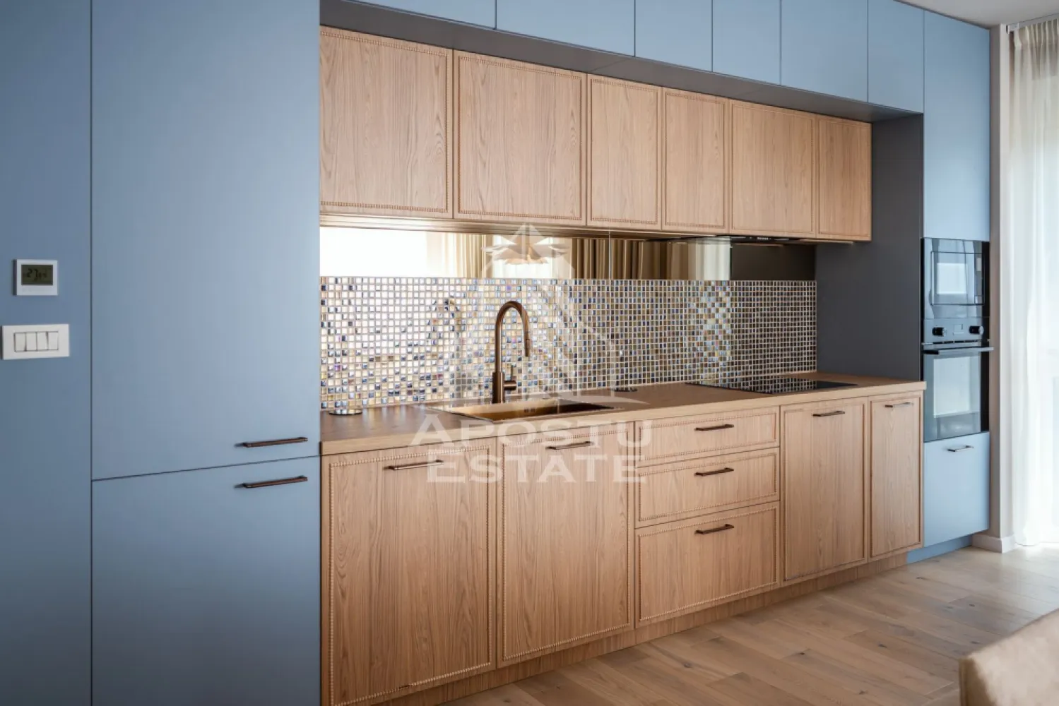 Apartament 2 camere, de inchiriat, Central, Timisoara - APOSTU ESTATE va propune spre inchiriere un apartament de lux cu 2 camere, open space situat la etajul 9/11, zona Central

Imobilul se intinde pe o suprafata utila de 57.5 mp si este compartimentat astfel:

- hol de acces

- living open space

- 1 dormitor matrimonial

- bucatarie utilata si mobilata complet inclusiv cu pahare, vesela, etc

-baie cu dus

- terasa deschisa de 6 mp

Confortul termic se realizeaza prin intermediul centralei pe imobil si al aparatelor de aer conditionat. Smart home system pentru reglare temperaturi in fiecare incapere. Incalzire este prin pardoseala.

Apartamentul are un loc de parcare la subteran inclus in pret.

Toate electrocasnicele sunt de cea mai inalnta calitate, iar mobilierul din living si bucatarie este facut pe comanda de la designerii italieni Rovere.

Vecinatati:

- Iulius Town

- Piata Unirii, Piata Operei

- McDonalds

- Mijloace de transport in comun

Apartamentul este la prima inchiriere.

Garantia este echivalenta a 2 luni de chirie pentru animale.

 Se accepta animale de companie si sa se fumeze in incinta imobilului.

Disponibil imediat

Va asteptam cu drag la o vizionare!

ID intern: CP3227264!