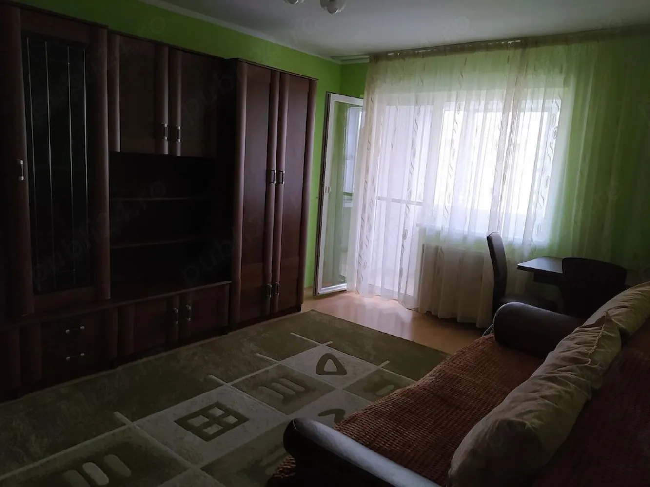 BRASADAS vinde ap 2 cam decomandate M15 etaj 7 lifturi noi. - Agenția imobiliara BRASADAS vinde apartament cu doua camere decomandate cu 2 balcoane. baie, bucatarie, camara, beci. Loc de parcare rezervata. 48 mp utili, la etajul 7 din 10, cu 2 lifturi noi.
Zona foarte buna, in raza de 100m gradinita, scoala Balcsescu-Petofi, teren de joaca, magazine, piata, spital, statii de autobus.
E usor de intretinut. Avand o singura perete exterioara, si avand balcoane inchise cu termopan si jaluzele la ambele camere, blocul fiind din caramida, se poate incalzi cu mic efort financiar.
Www.brasadas.com.