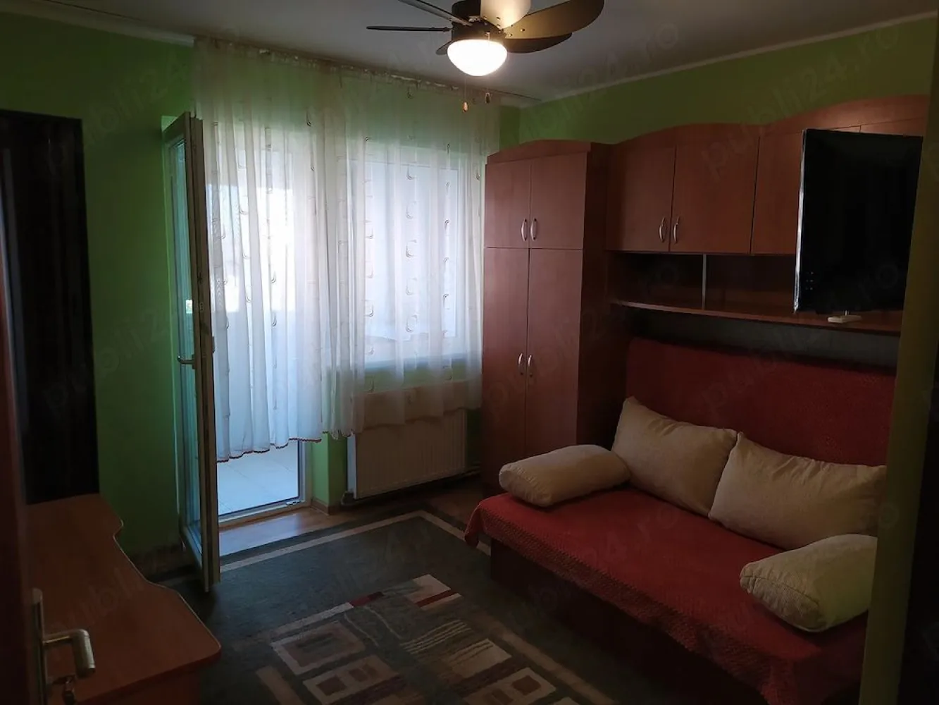 BRASADAS vinde ap 2 cam decomandate M15 etaj 7 lifturi noi. - Agenția imobiliara BRASADAS vinde apartament cu doua camere decomandate cu 2 balcoane. baie, bucatarie, camara, beci. Loc de parcare rezervata. 48 mp utili, la etajul 7 din 10, cu 2 lifturi noi.
Zona foarte buna, in raza de 100m gradinita, scoala Balcsescu-Petofi, teren de joaca, magazine, piata, spital, statii de autobus.
E usor de intretinut. Avand o singura perete exterioara, si avand balcoane inchise cu termopan si jaluzele la ambele camere, blocul fiind din caramida, se poate incalzi cu mic efort financiar.
Www.brasadas.com.