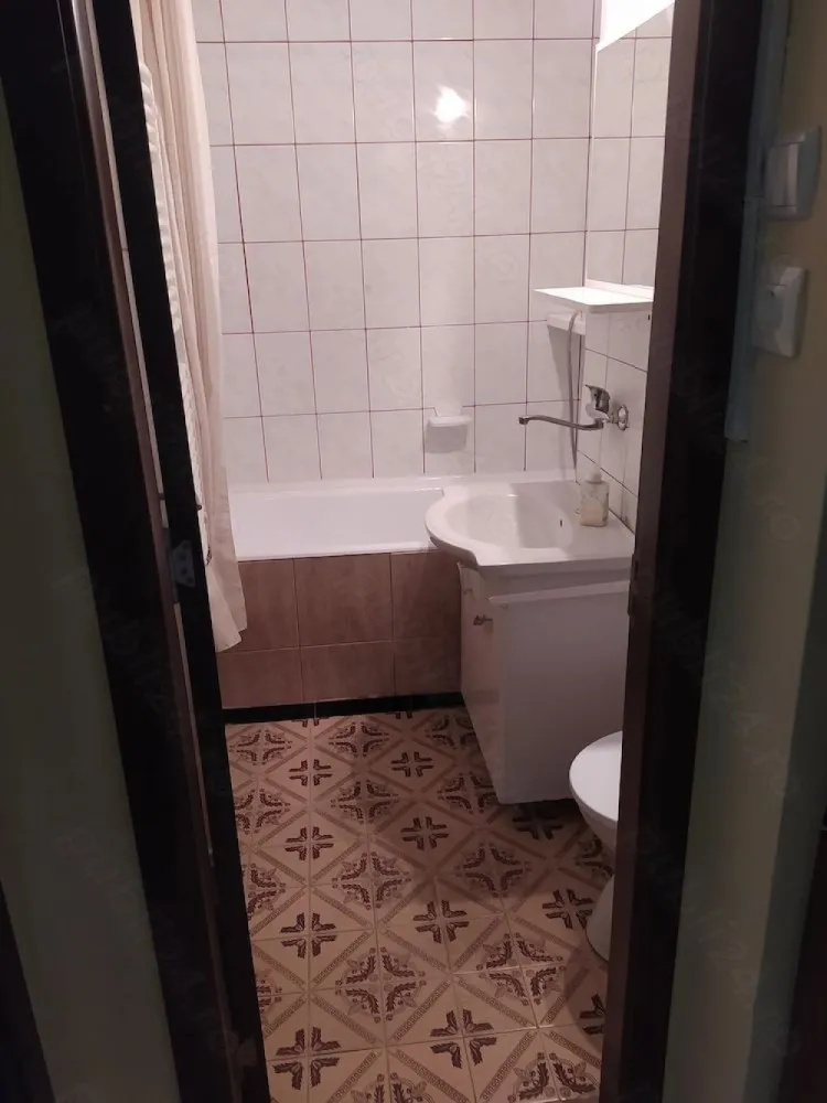 BRASADAS vinde ap 2 cam decomandate M15 etaj 7 lifturi noi. - Agenția imobiliara BRASADAS vinde apartament cu doua camere decomandate cu 2 balcoane. baie, bucatarie, camara, beci. Loc de parcare rezervata. 48 mp utili, la etajul 7 din 10, cu 2 lifturi noi.
Zona foarte buna, in raza de 100m gradinita, scoala Balcsescu-Petofi, teren de joaca, magazine, piata, spital, statii de autobus.
E usor de intretinut. Avand o singura perete exterioara, si avand balcoane inchise cu termopan si jaluzele la ambele camere, blocul fiind din caramida, se poate incalzi cu mic efort financiar.
Www.brasadas.com.
